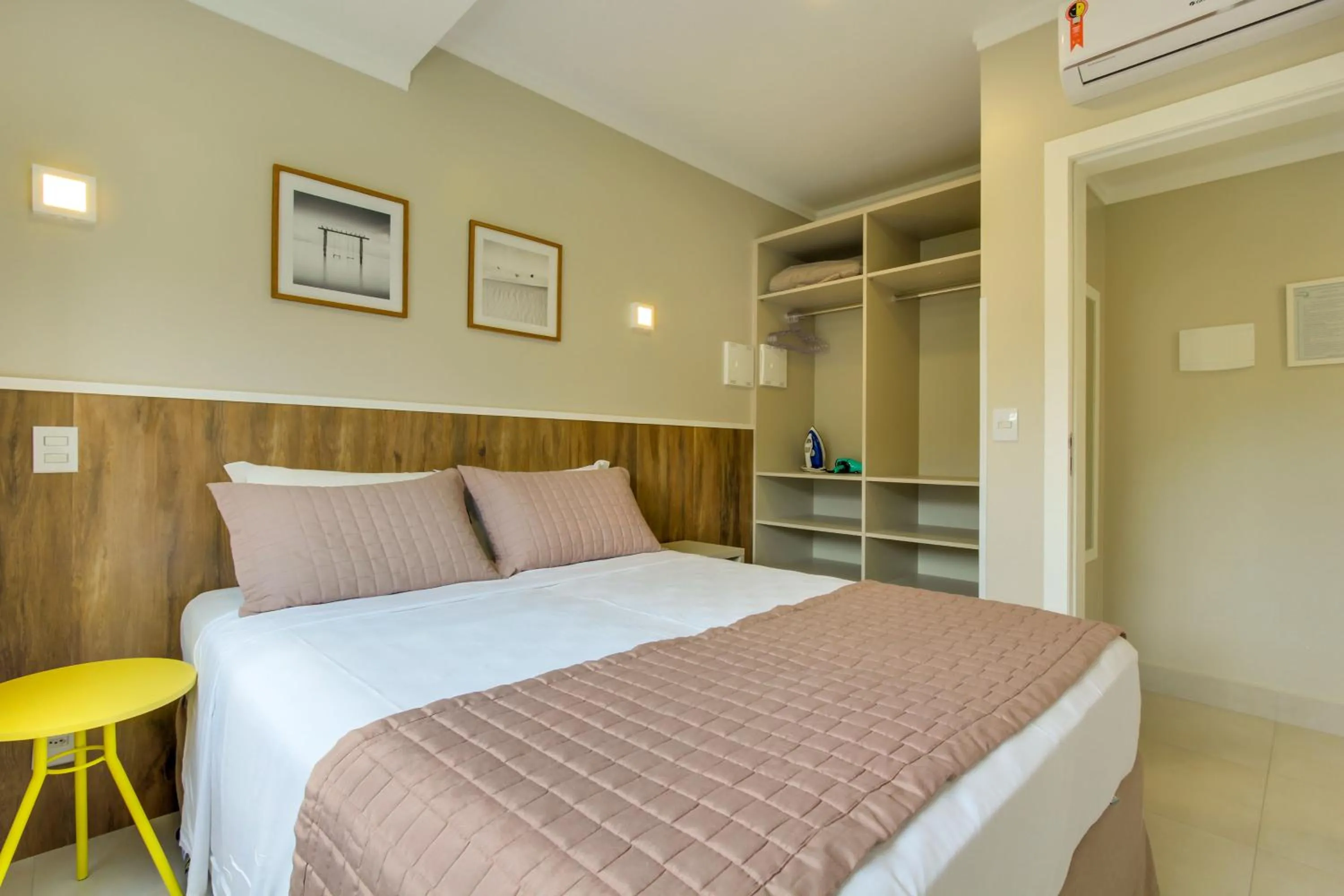 wardrobe, Bed in Residencial Casa Flora