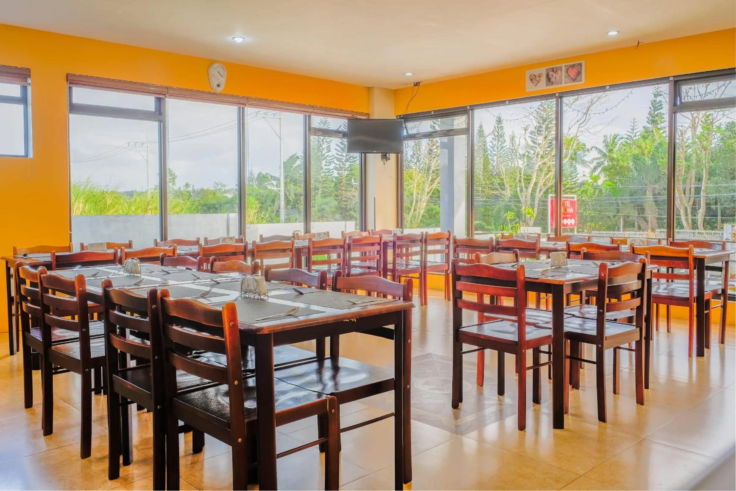 Restaurant/places to eat in Hotel Aroha