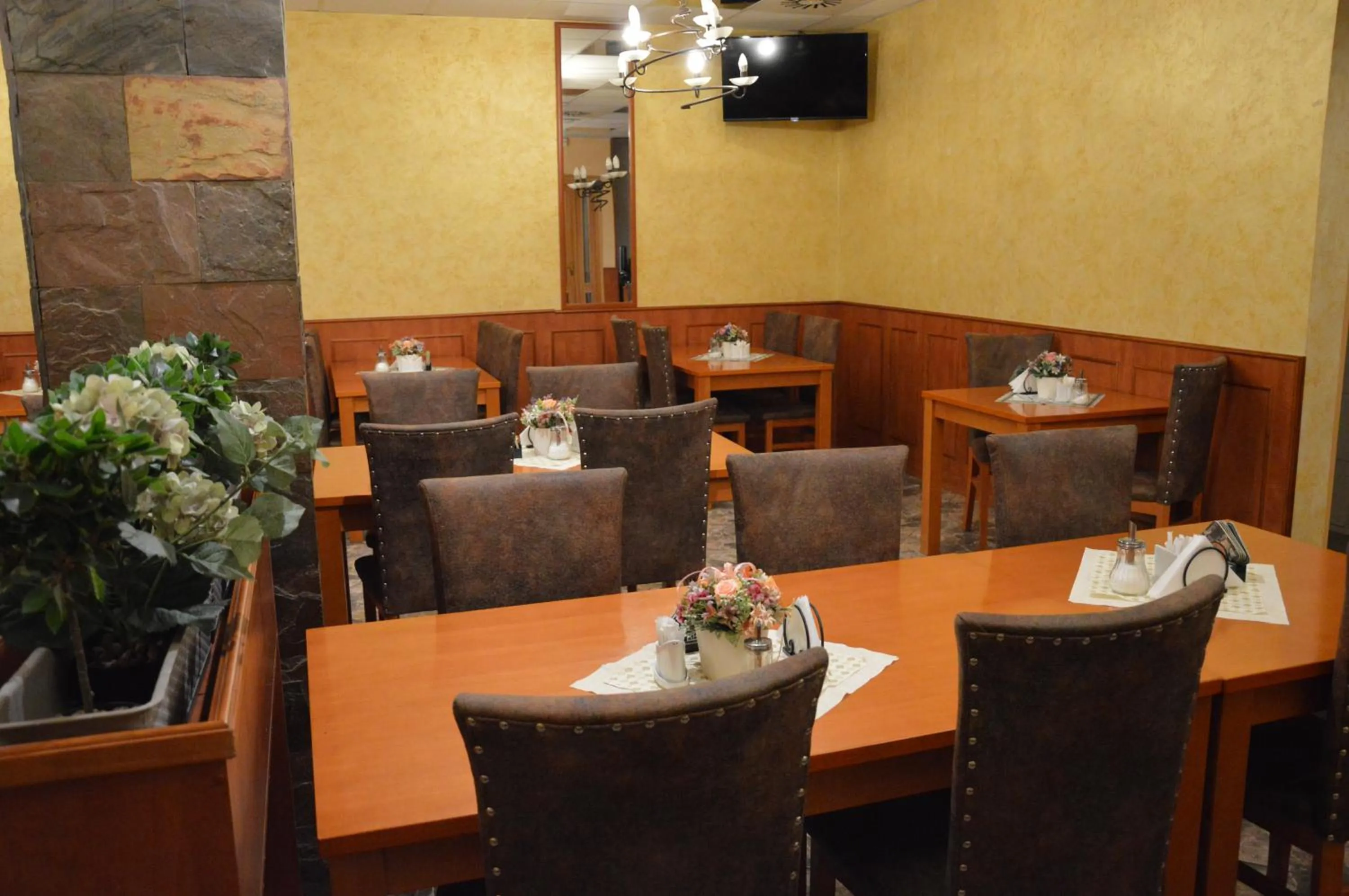 Restaurant/places to eat in Hotel Olga