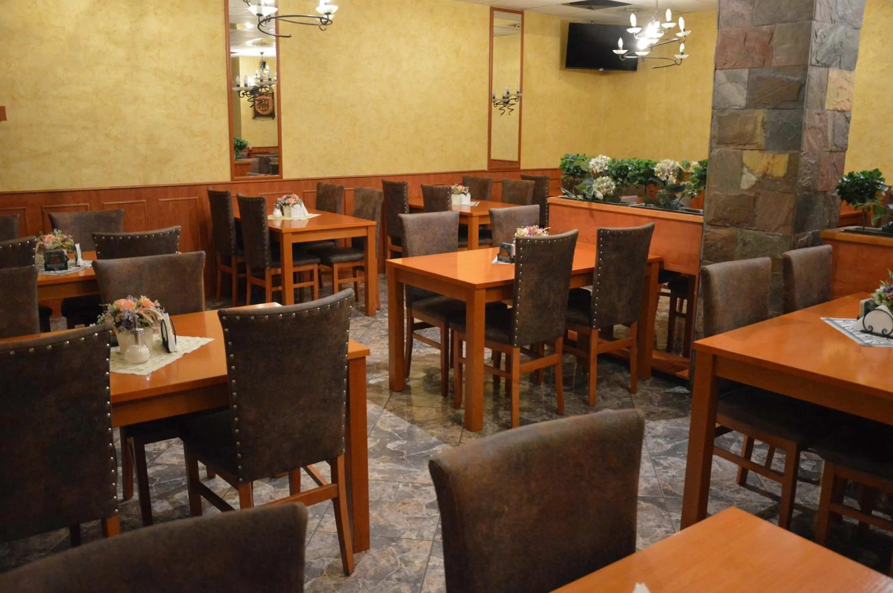 Restaurant/places to eat in Hotel Olga