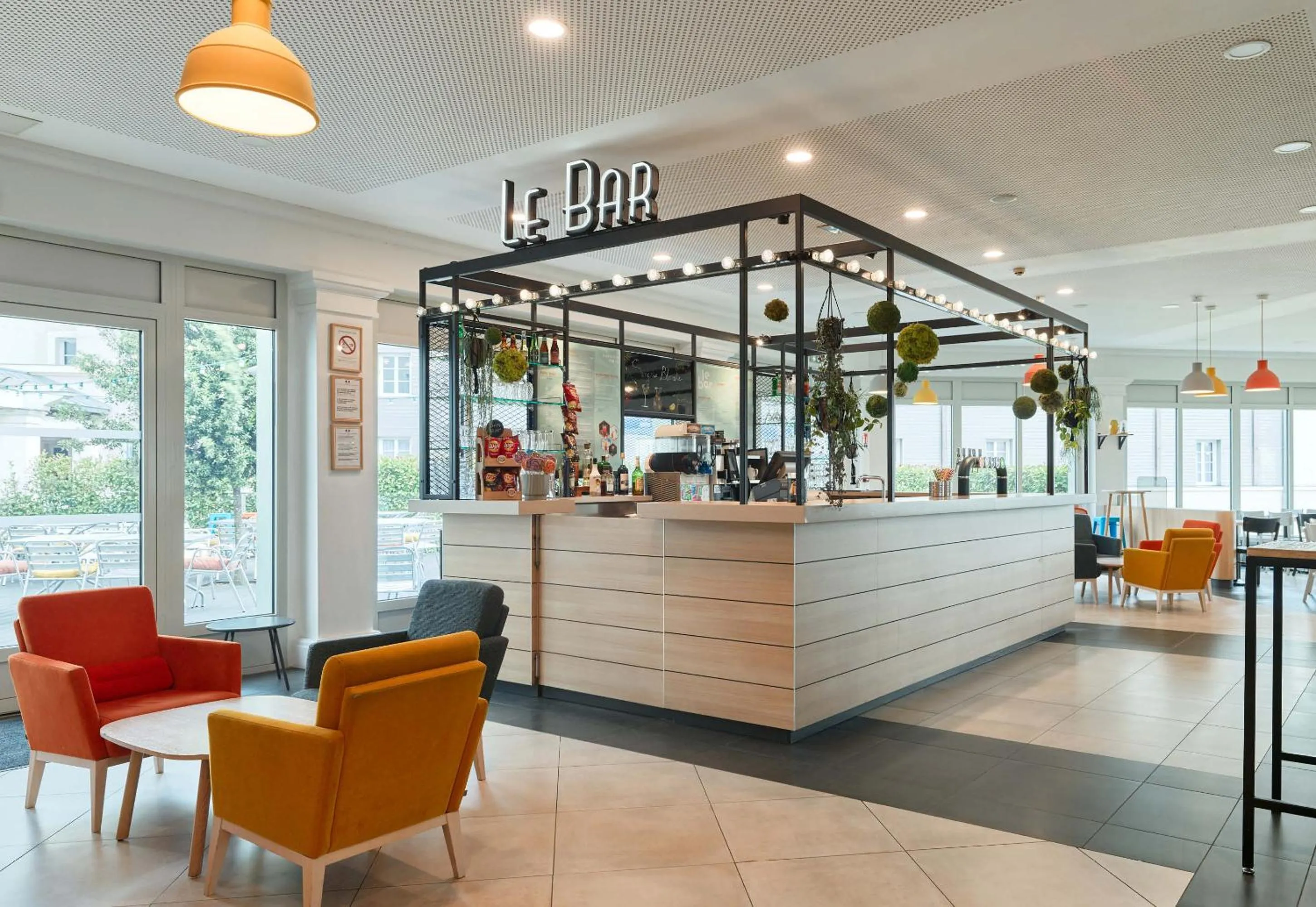 Lounge or bar in B&B HOTEL près de Disneyland Paris