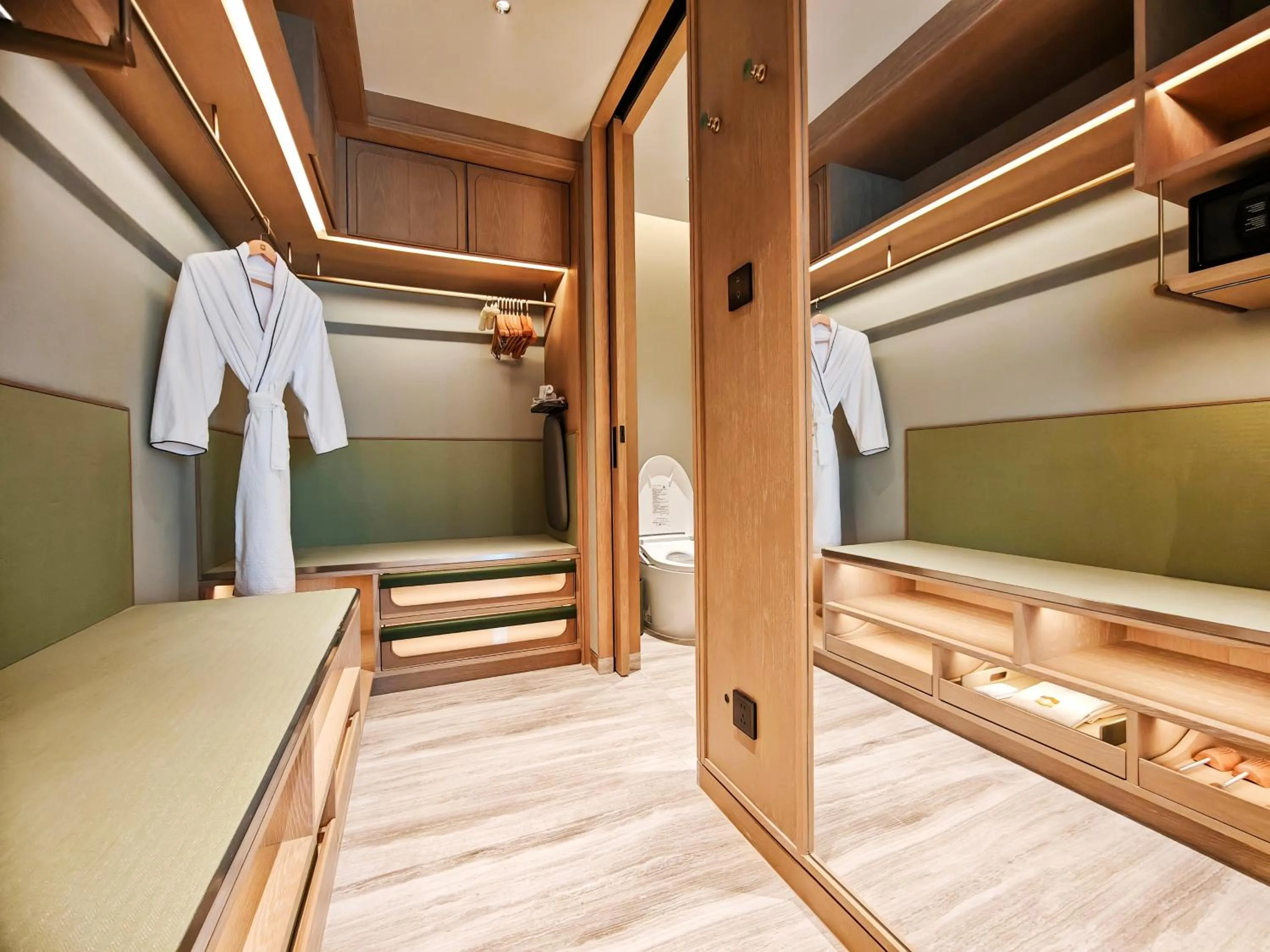 wardrobe, Bed in Shangri-La Kunming