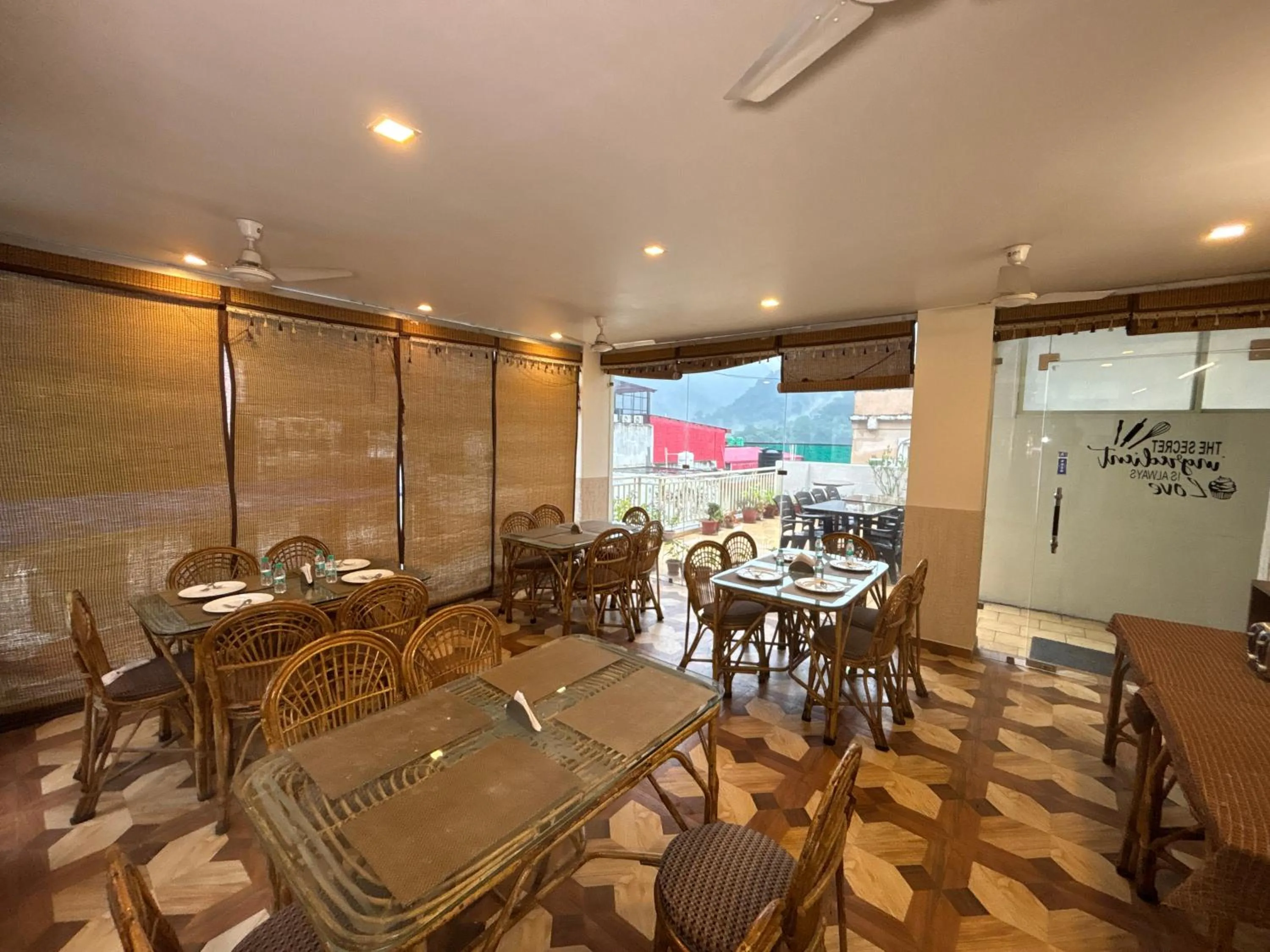 Restaurant/places to eat in Vedas Tapovan