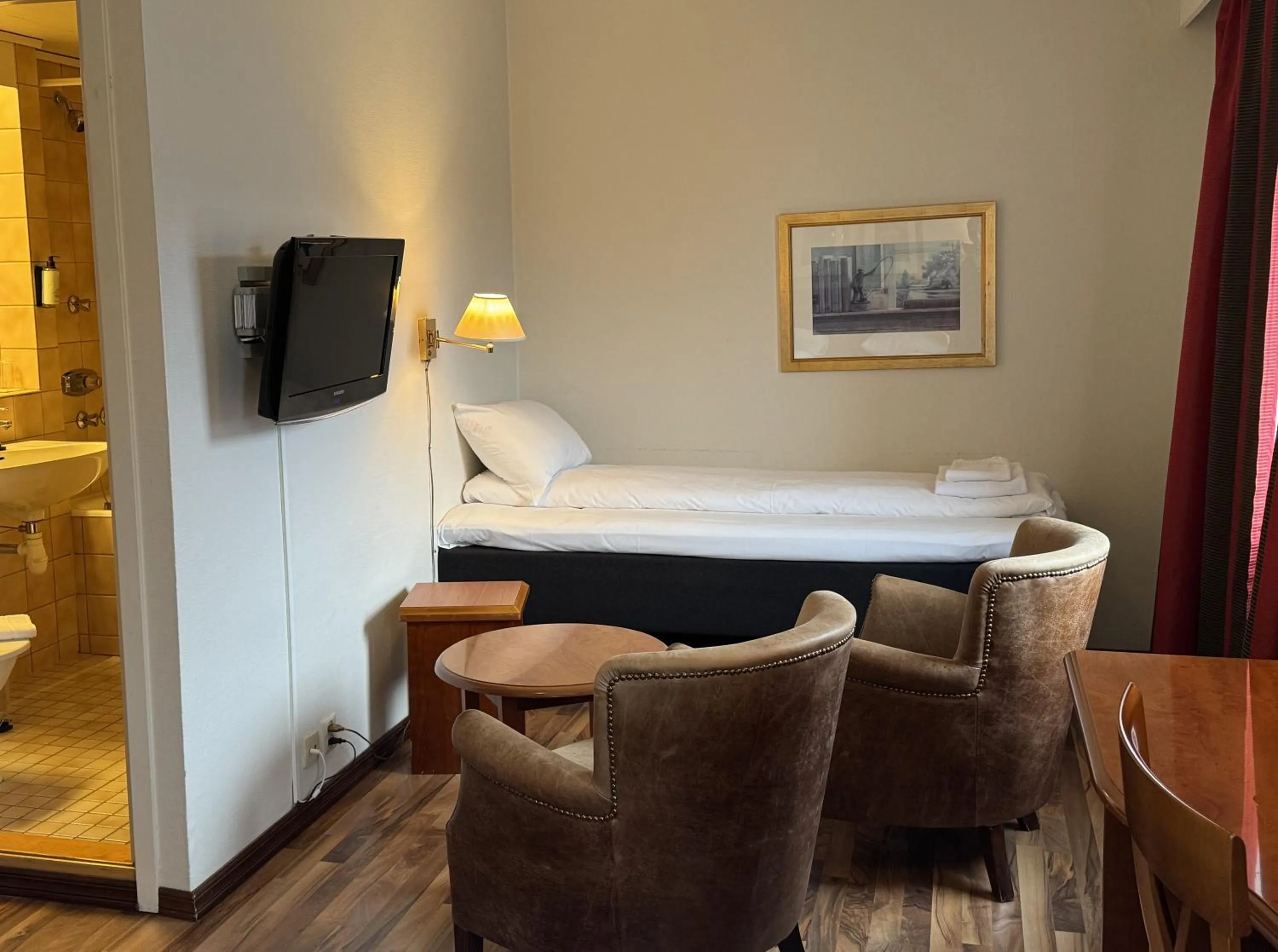 Seating area, Bed in Park Hotel Vossevangen