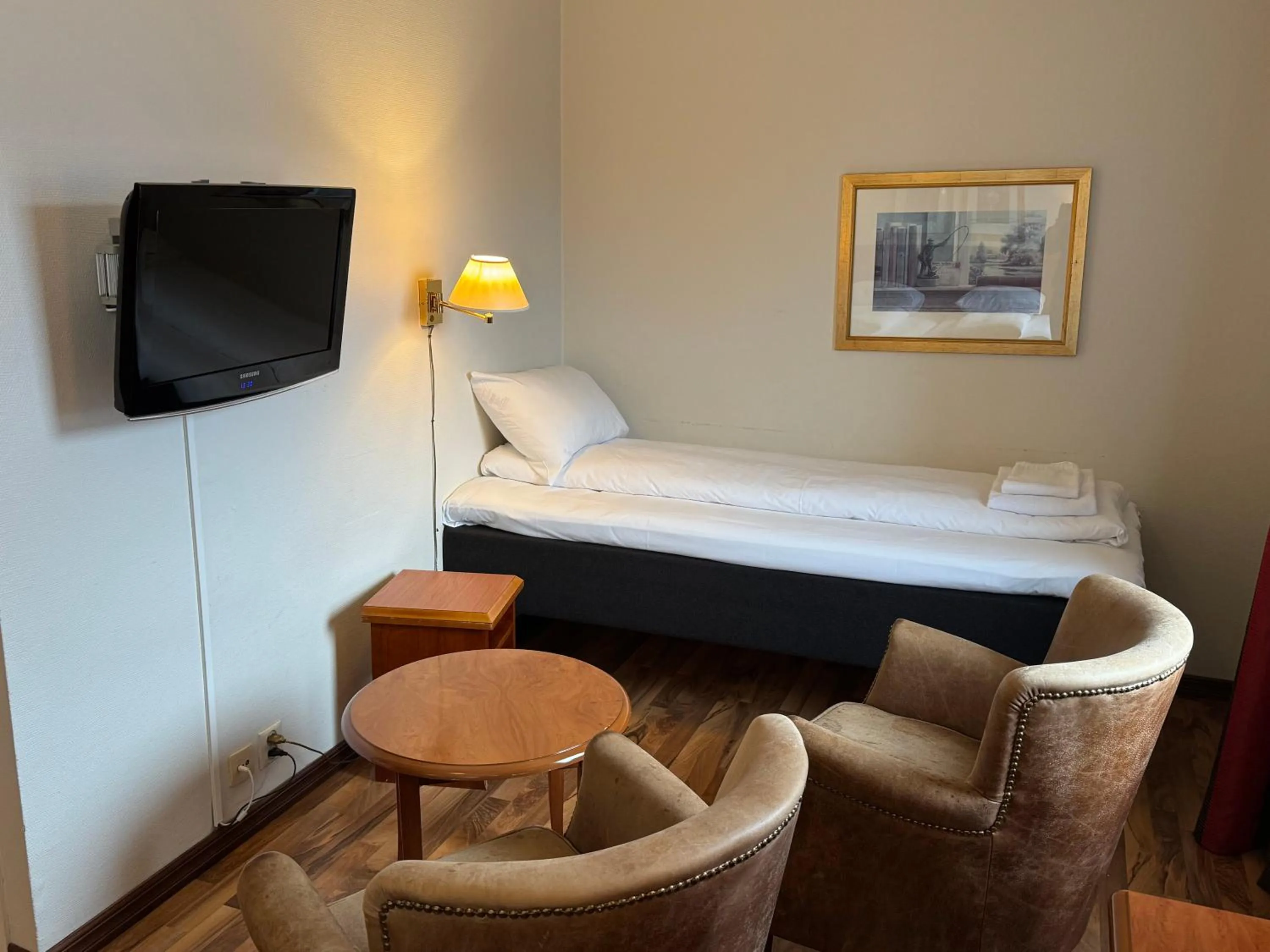 Communal lounge/ TV room, Bed in Park Hotel Vossevangen