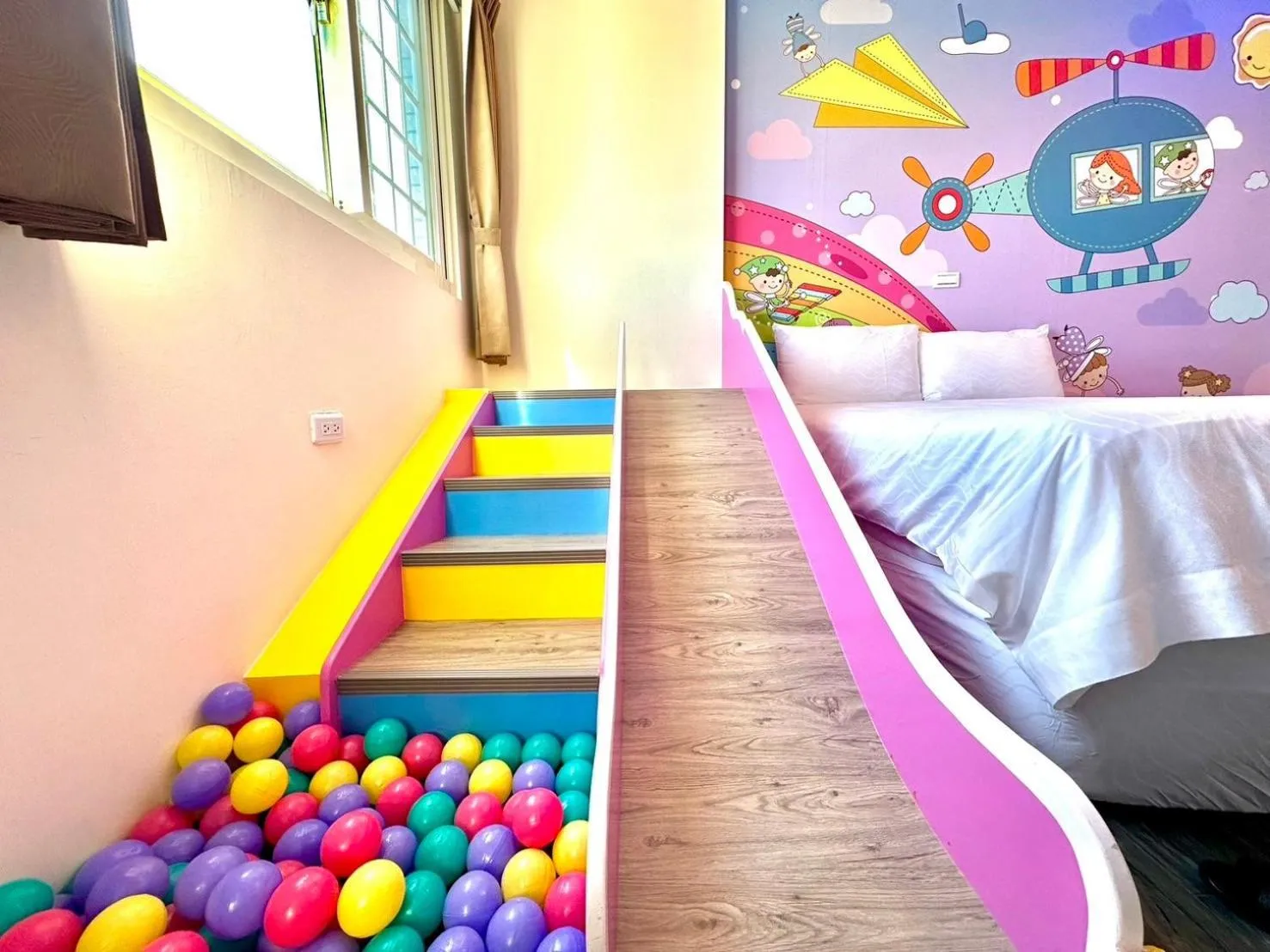 Children play ground, Bed in Little Apple B&B