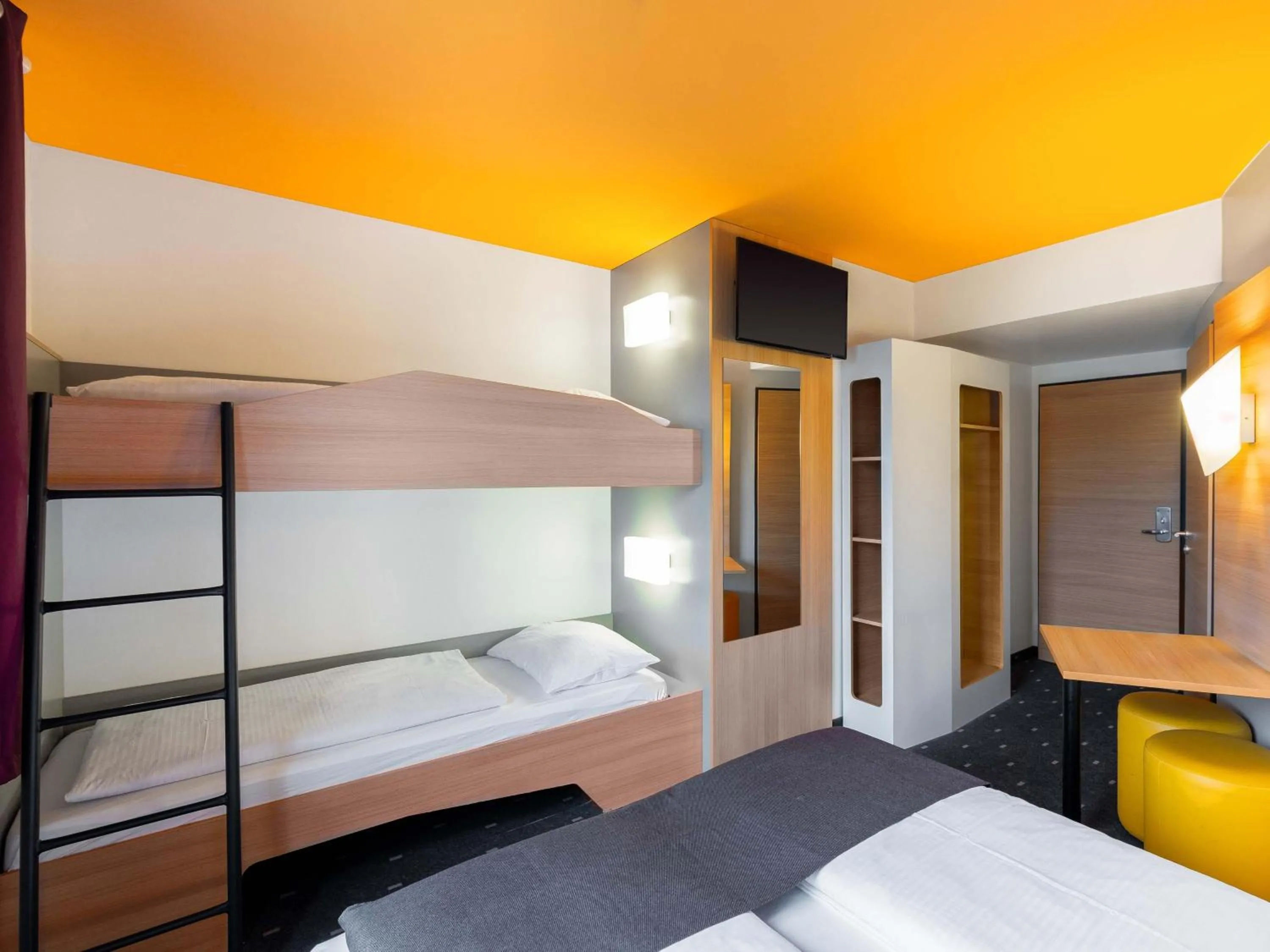 Photo of the whole room, Bed in B&B Hotel Düsseldorf-City