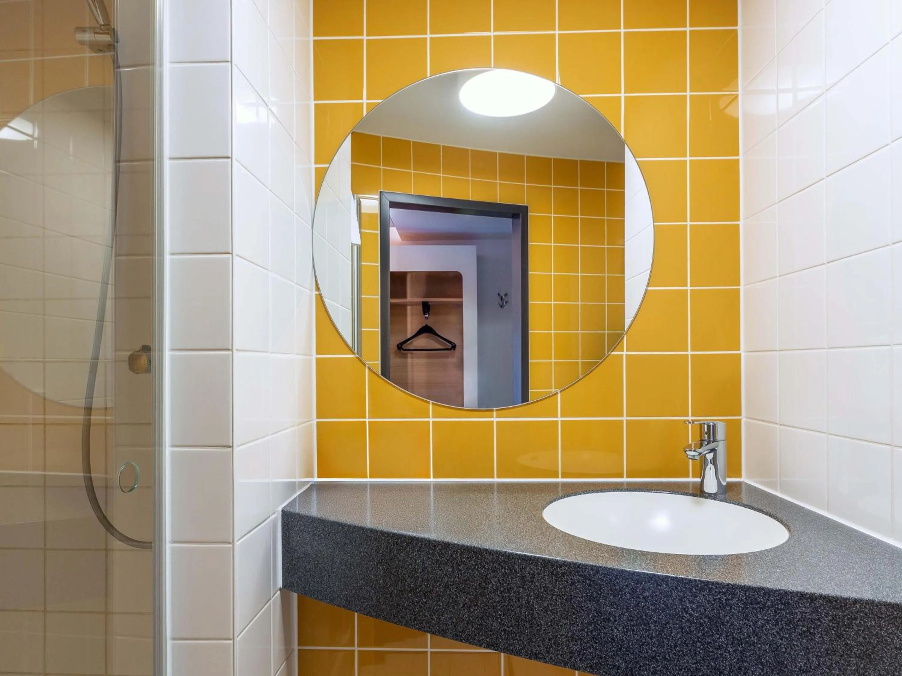 Bathroom in B&B Hotel Düsseldorf-City