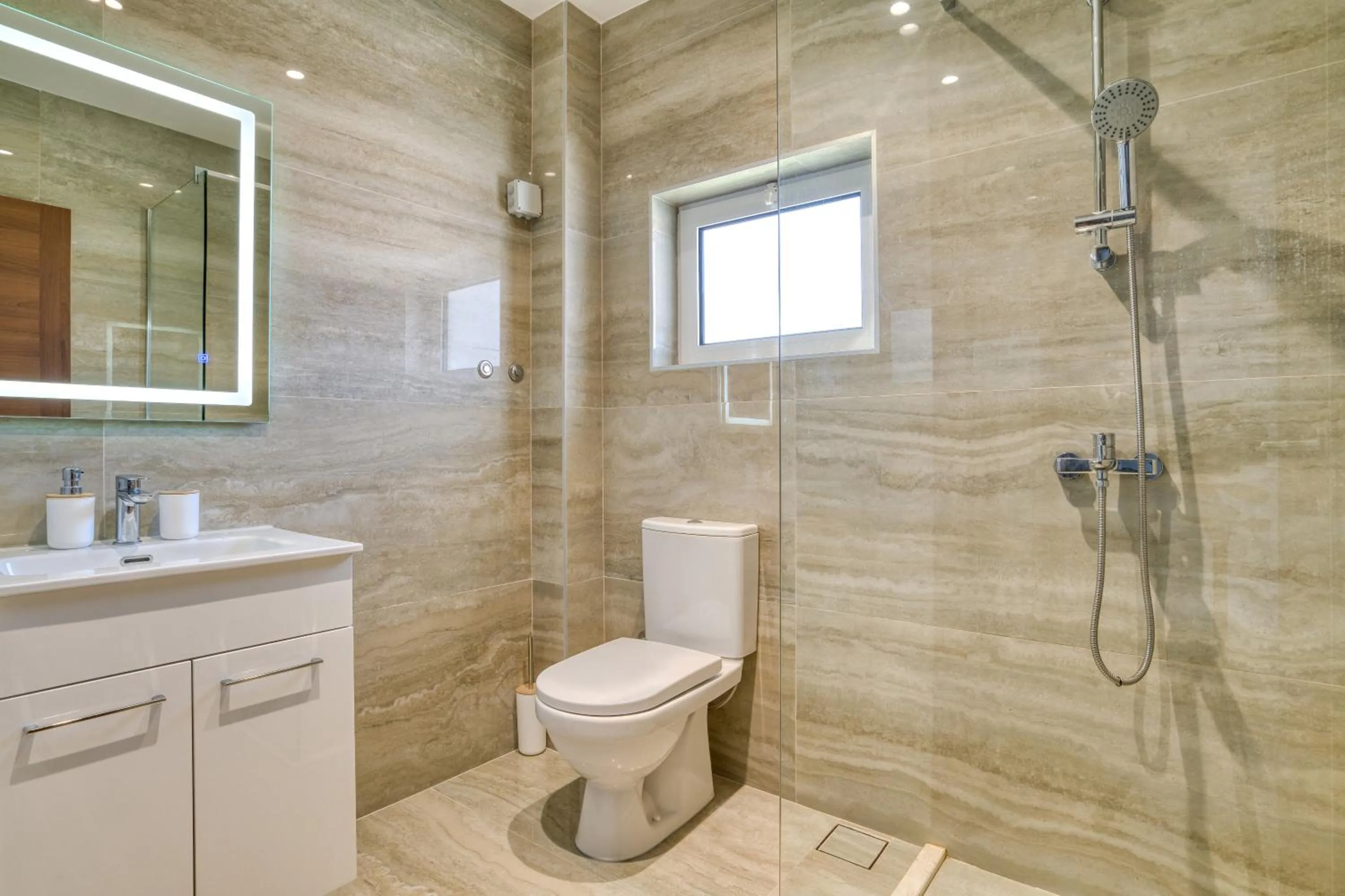 Shower in Aqua Lounge Aparthotel Ulcinj