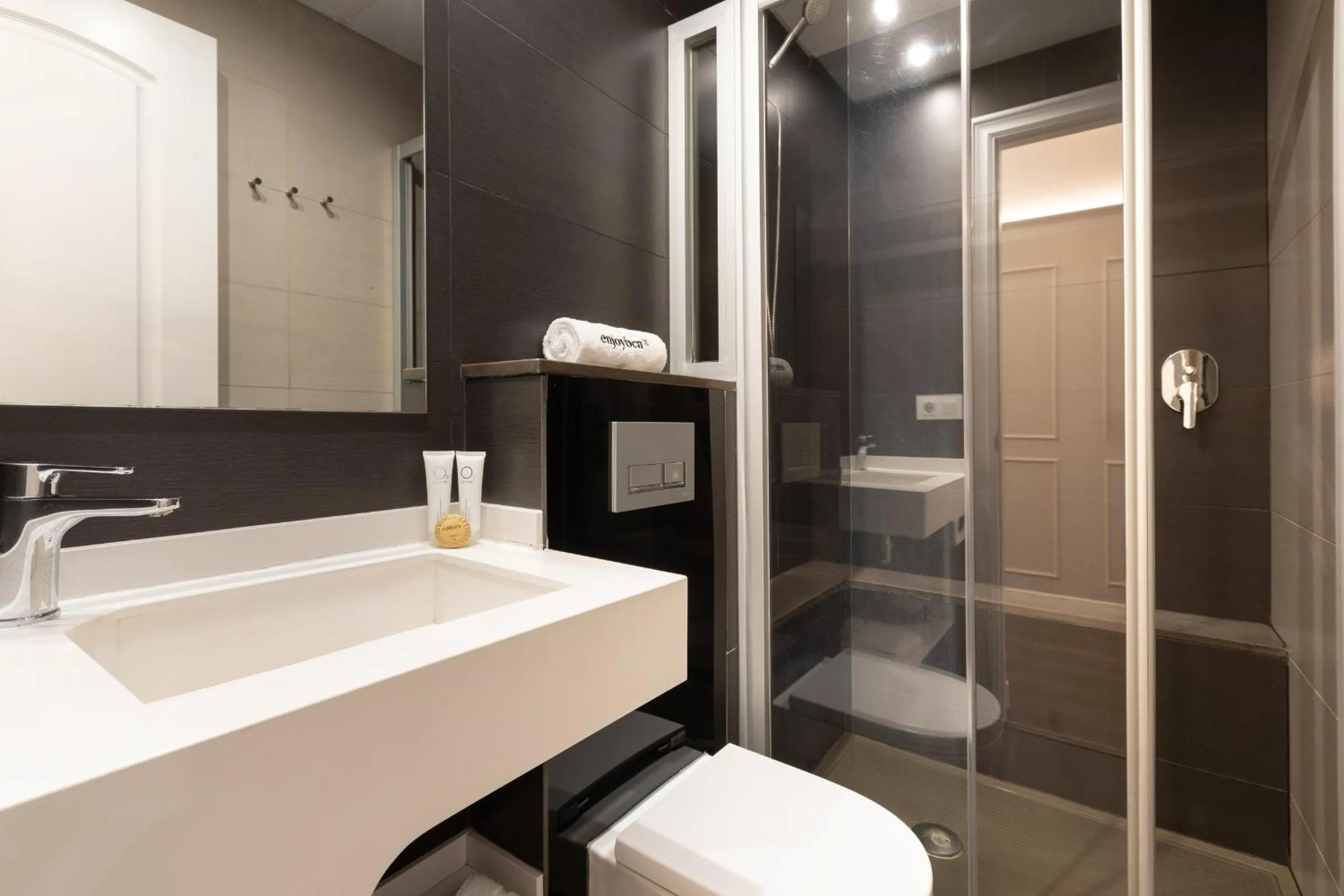 Shower in Enjoybcn Coliseum Apartments