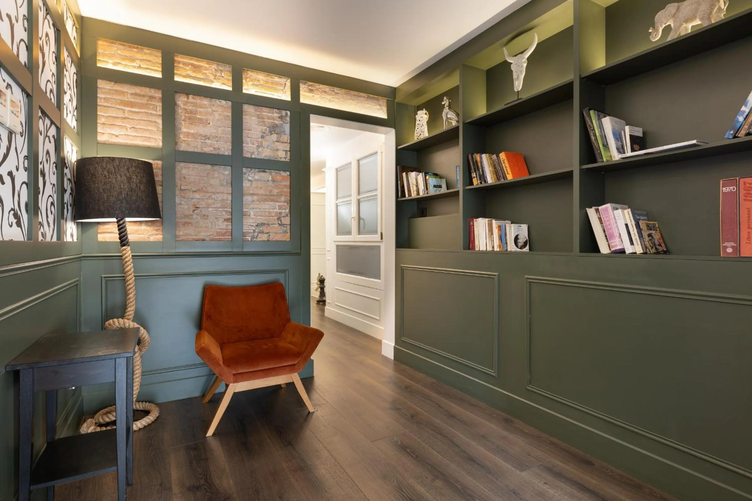 Library in Enjoybcn Coliseum Apartments