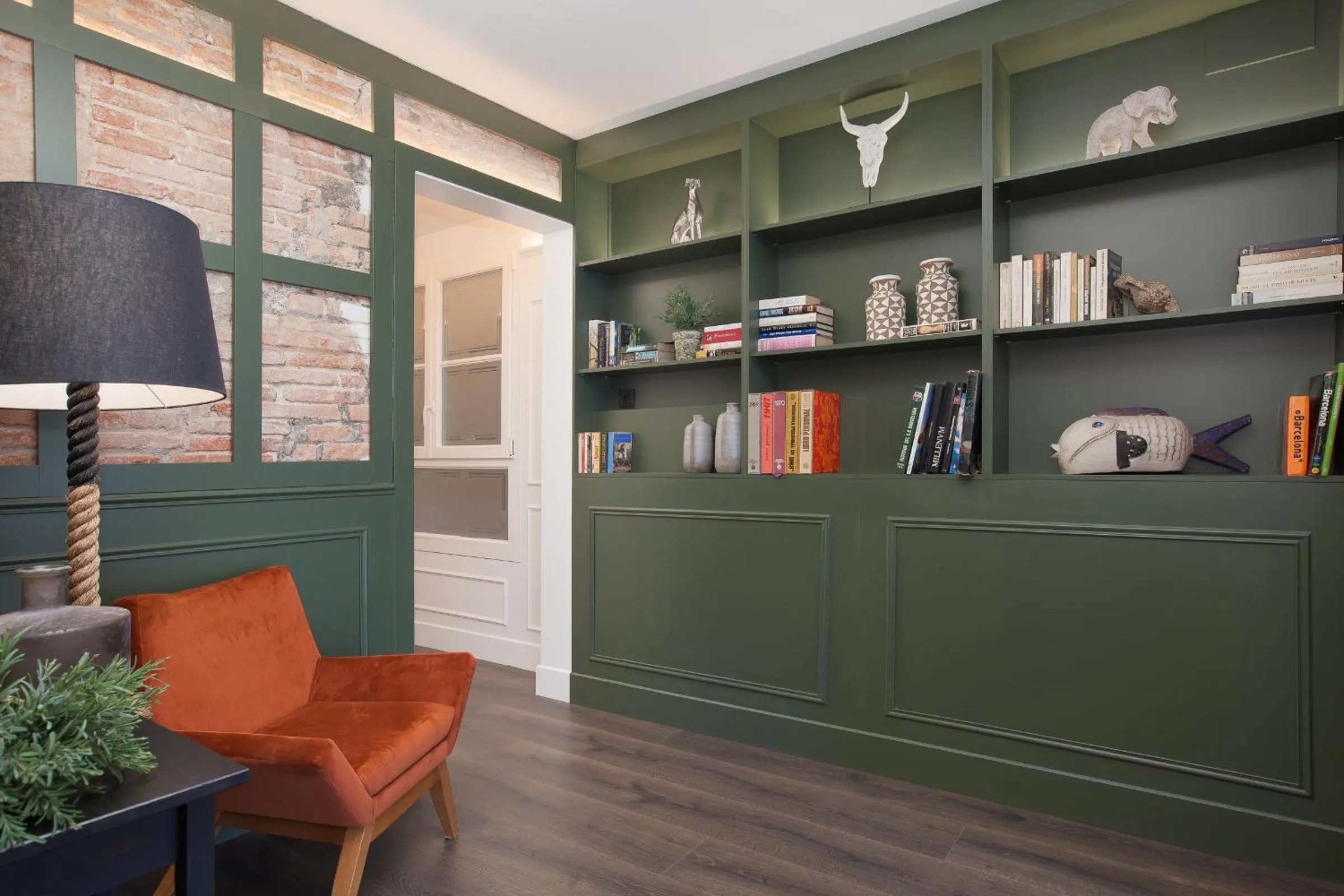 Library in Enjoybcn Coliseum Apartments