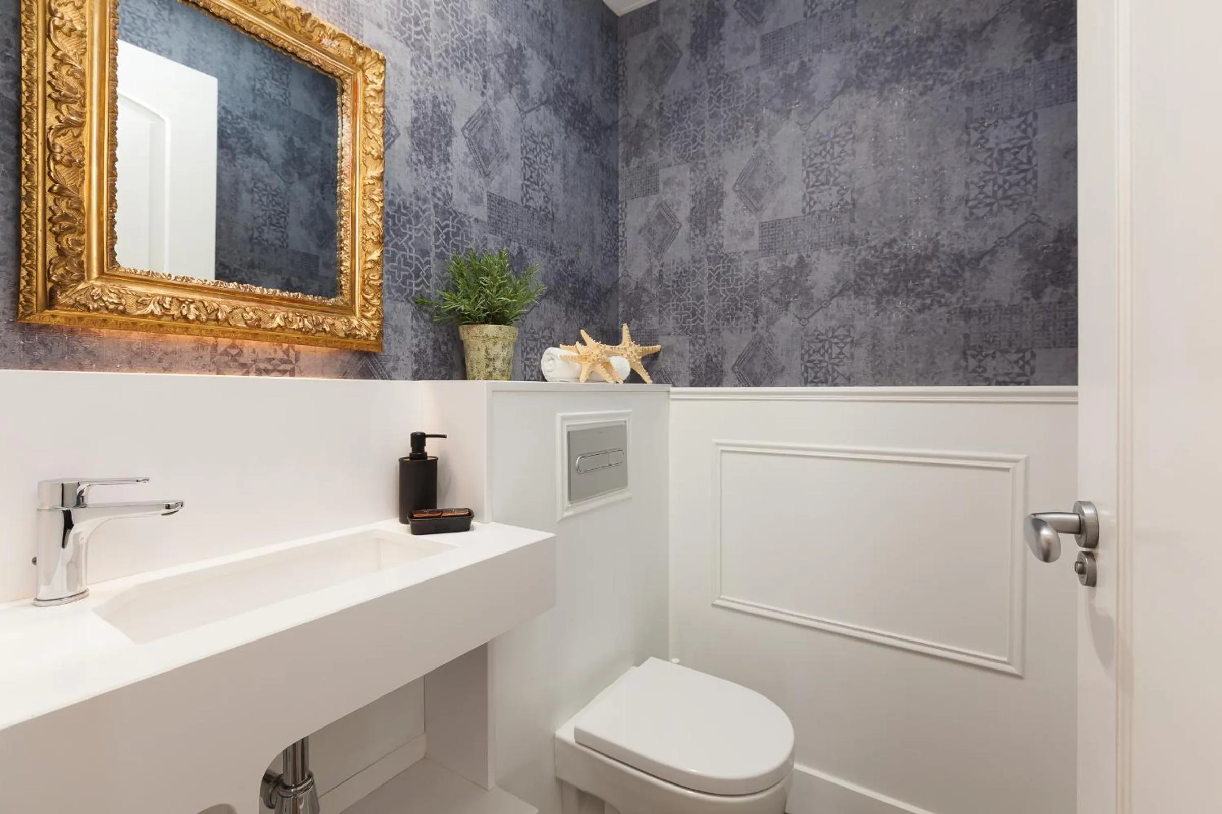 Bathroom in Enjoybcn Coliseum Apartments