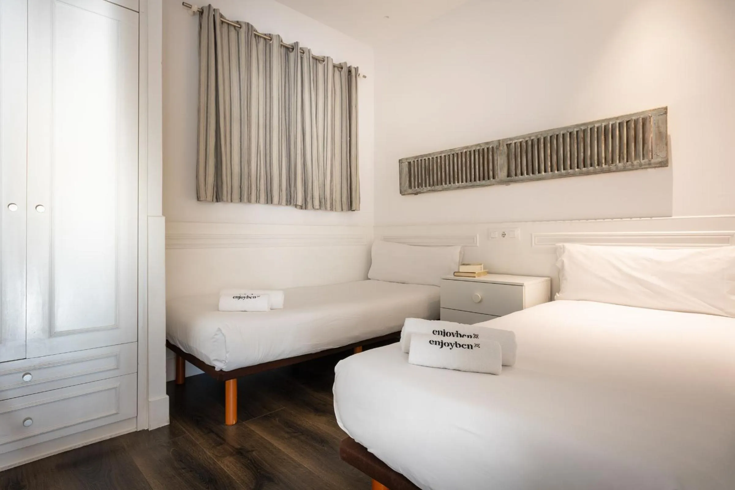 Bed in Enjoybcn Coliseum Apartments