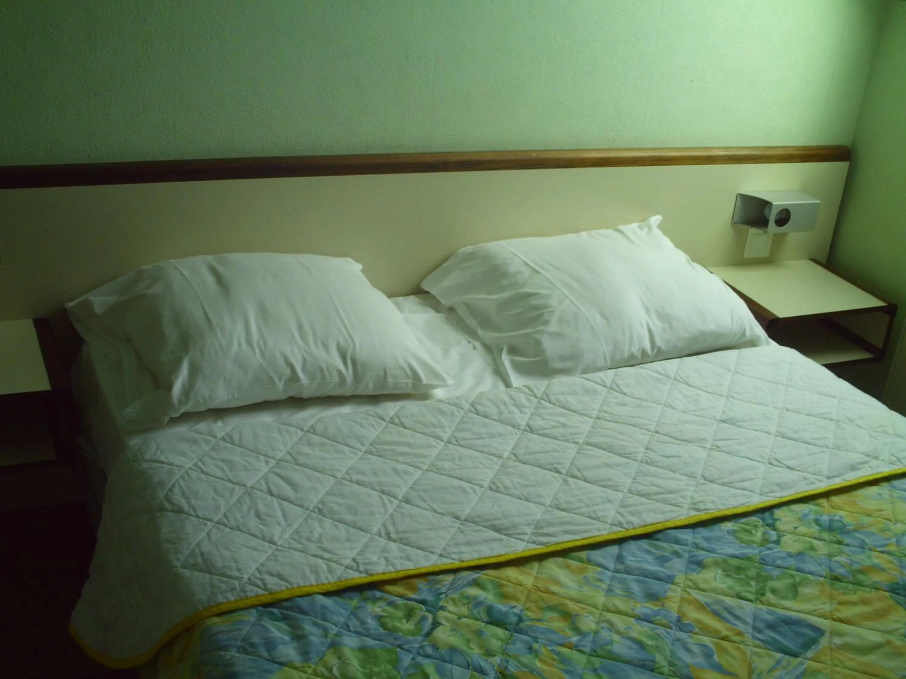 Bed in Hôtel l'Eden