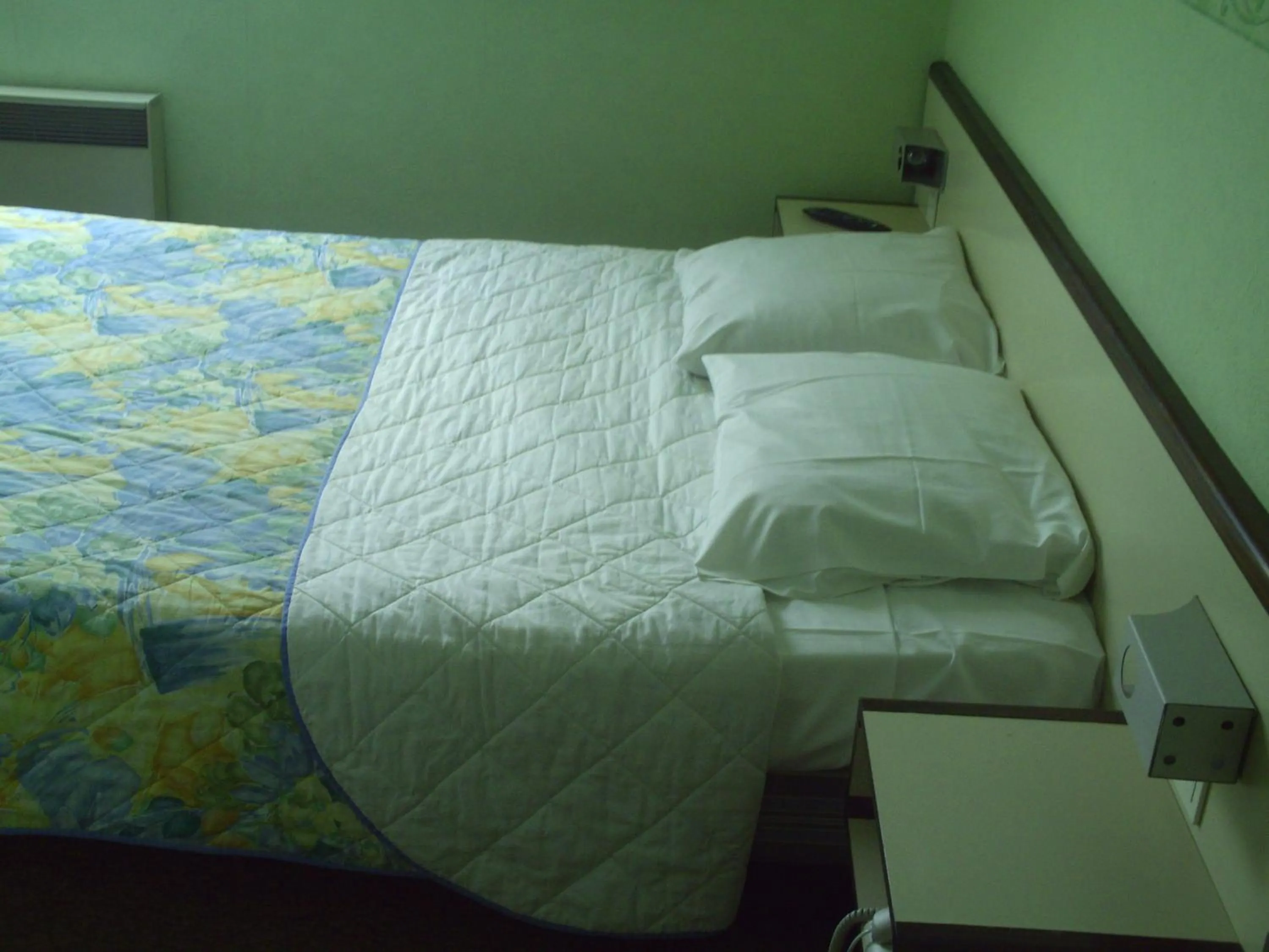 Bed in Hôtel l'Eden