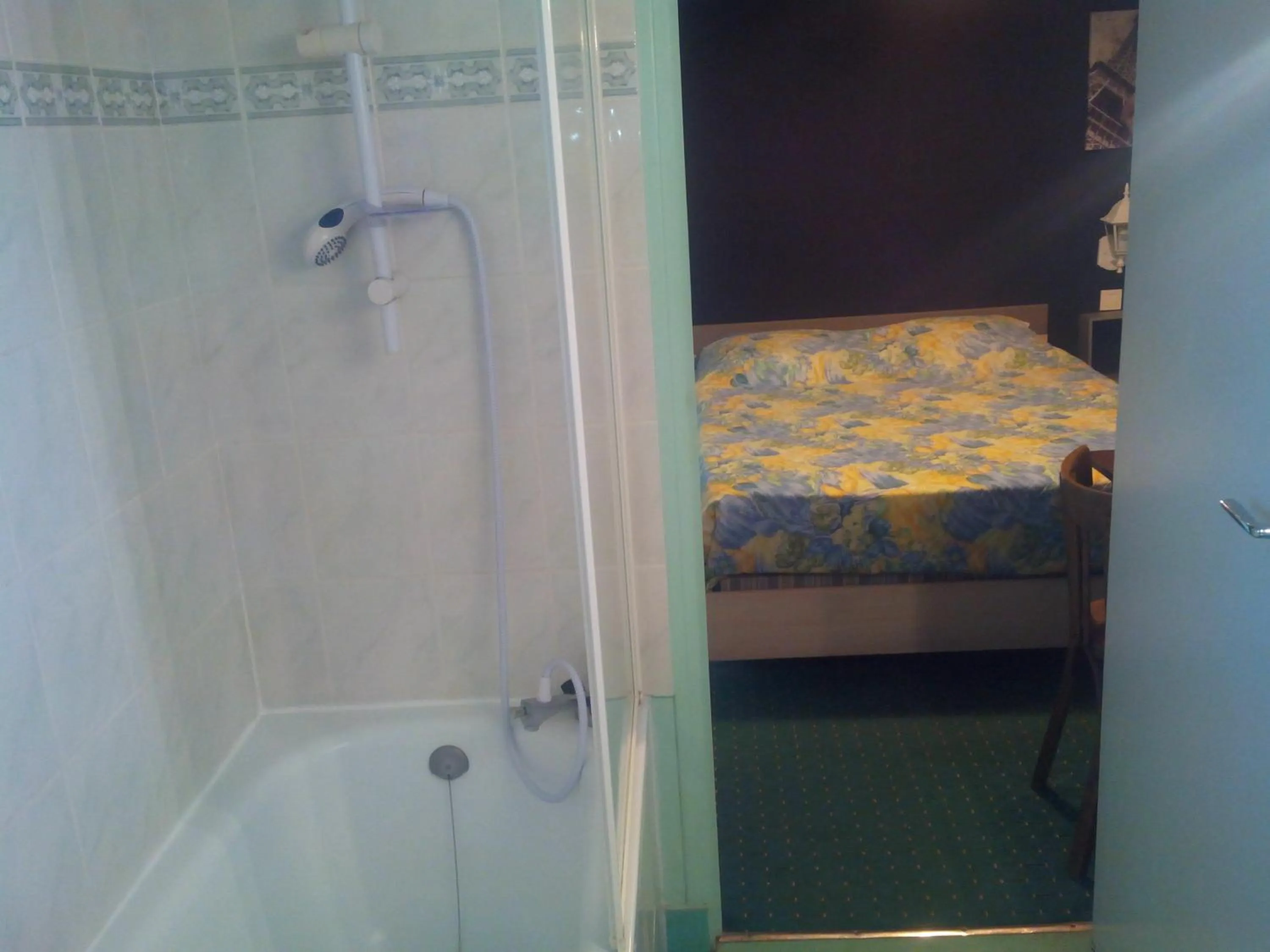 Shower in Hôtel l'Eden