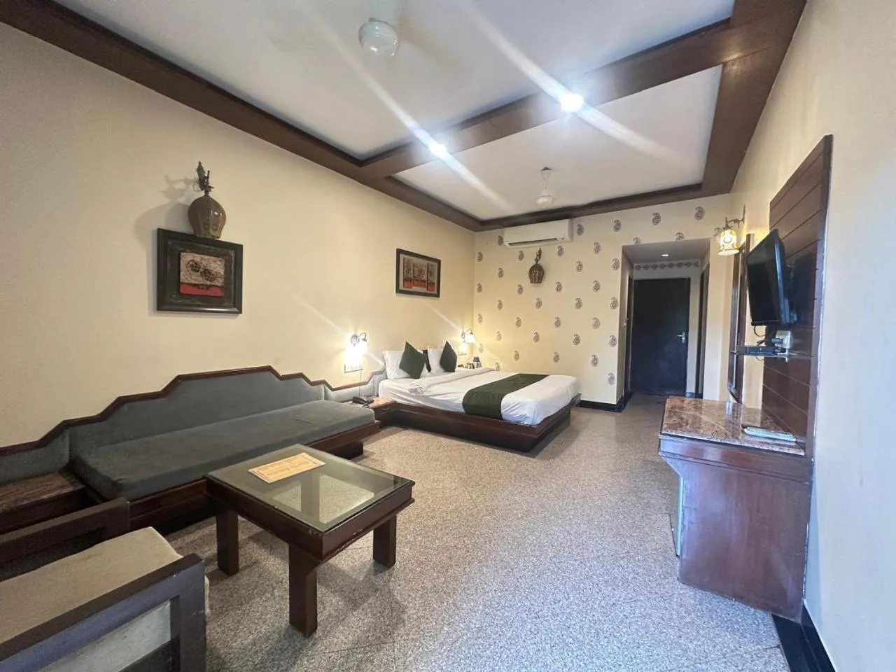 Bedroom, Bed in Hotel Mount Regency