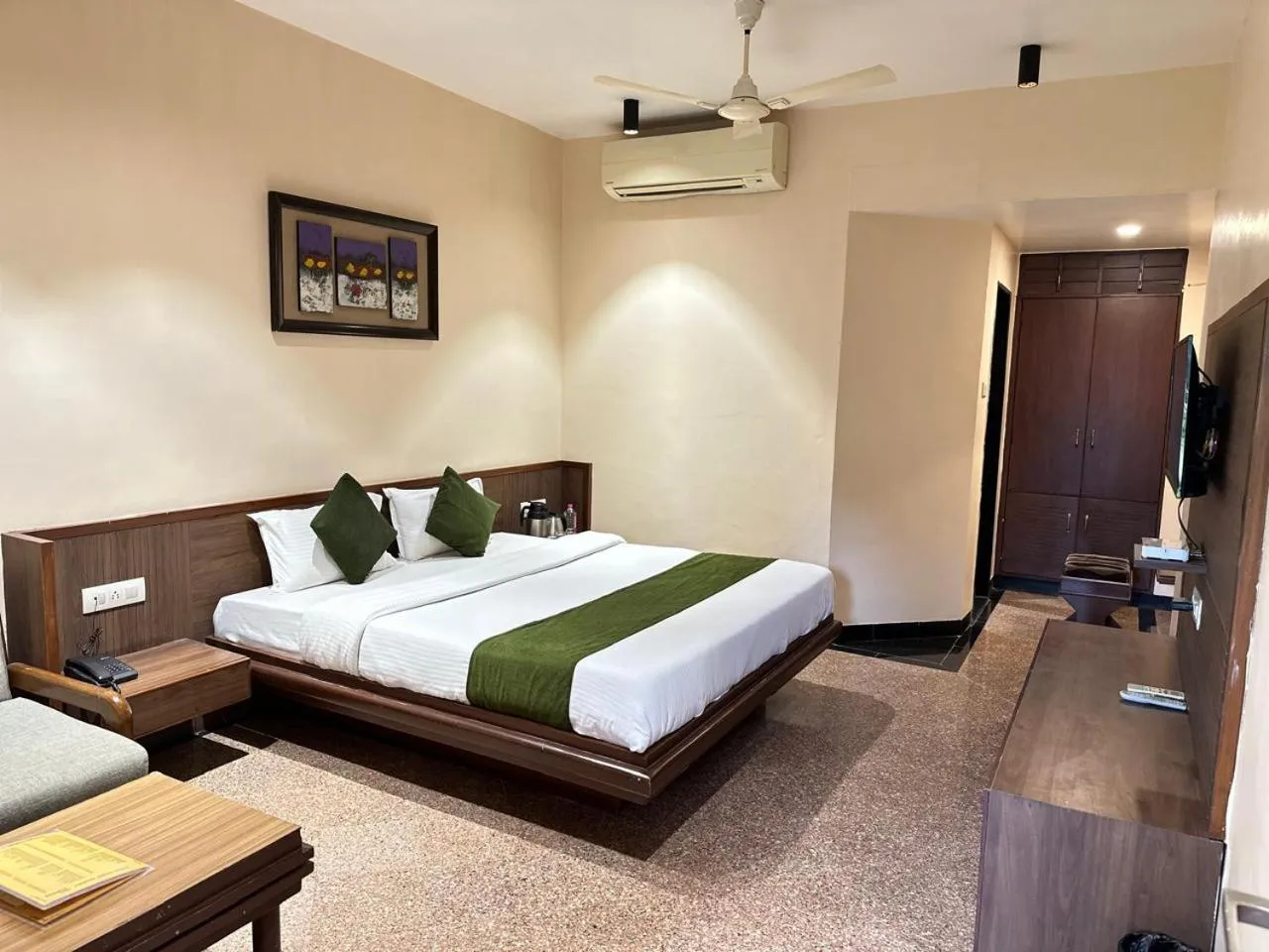 Bedroom, Bed in Hotel Mount Regency