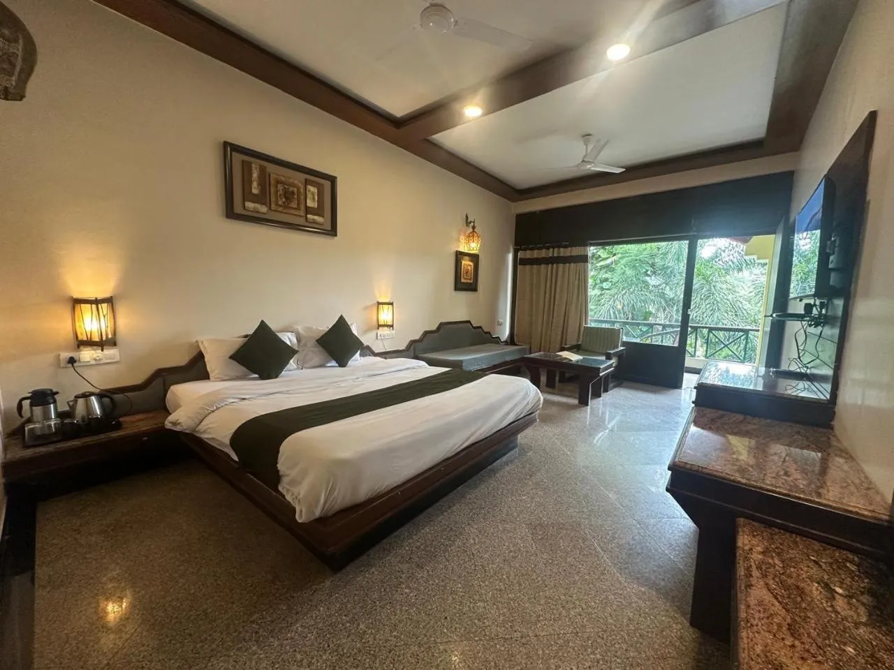 Bedroom, Bed in Hotel Mount Regency
