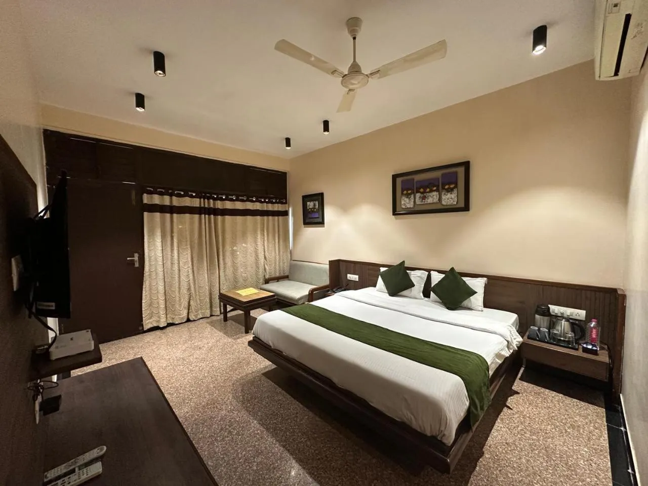 Bed in Hotel Mount Regency