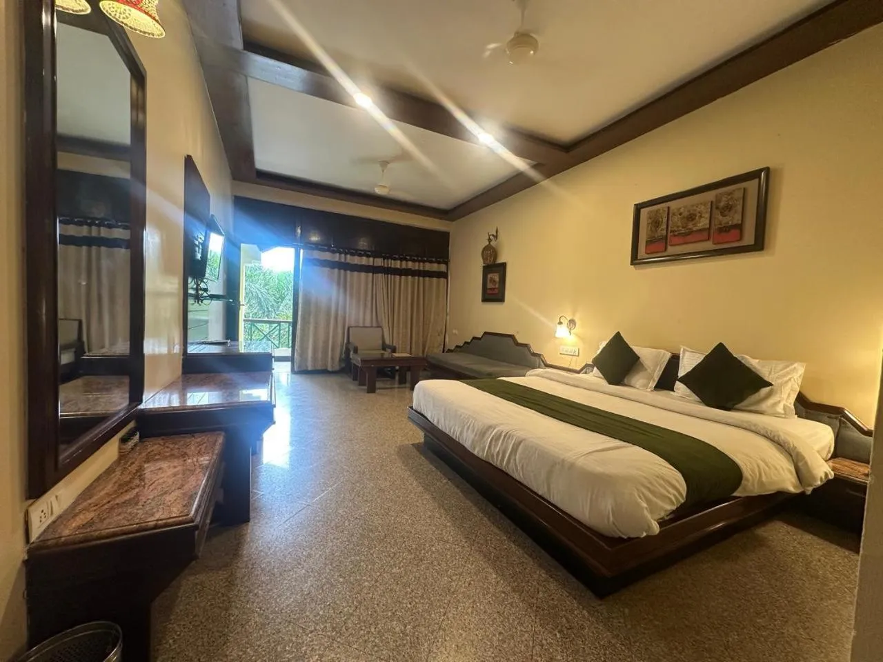 Guests, Bed in Hotel Mount Regency