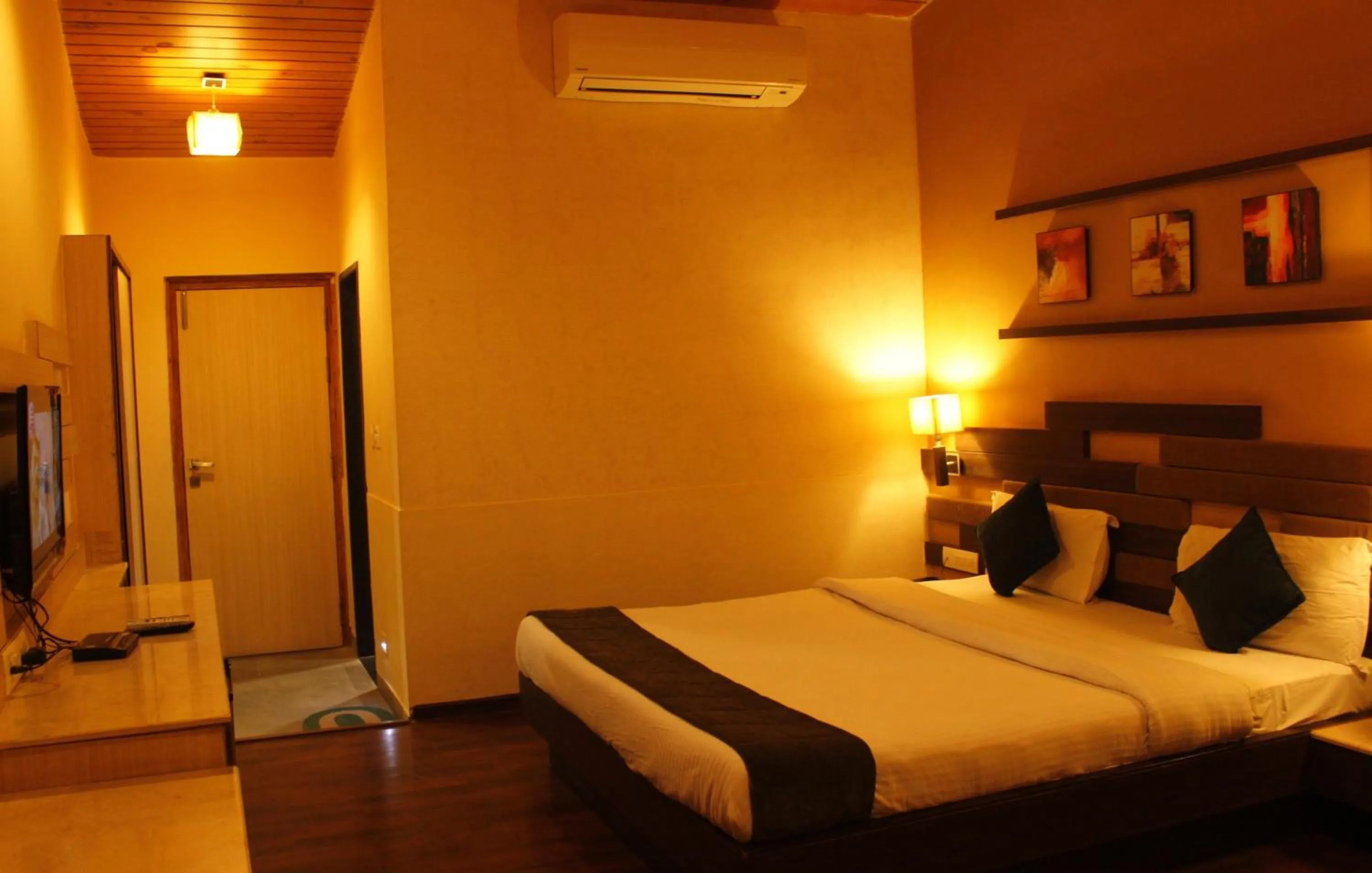 Bedroom, Bed in Hotel Mount Regency