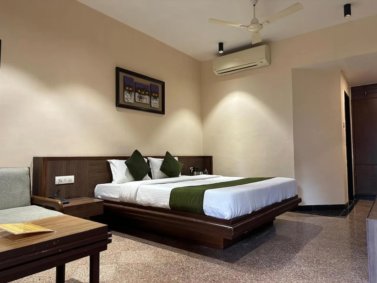 Bedroom, Bed in Hotel Mount Regency