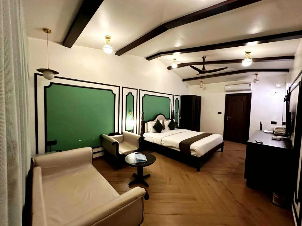 Property building, Bed in Hotel Mount Regency