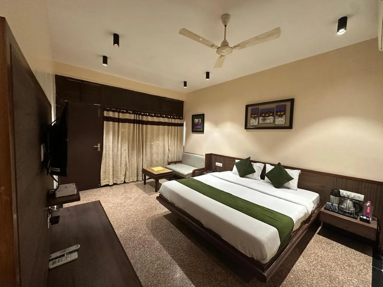 Bedroom, Bed in Hotel Mount Regency