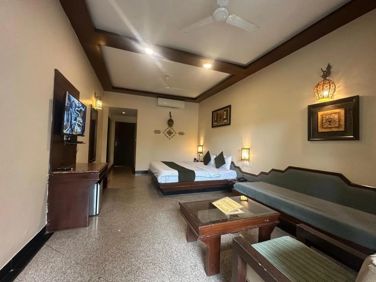 Guests, Bed in Hotel Mount Regency