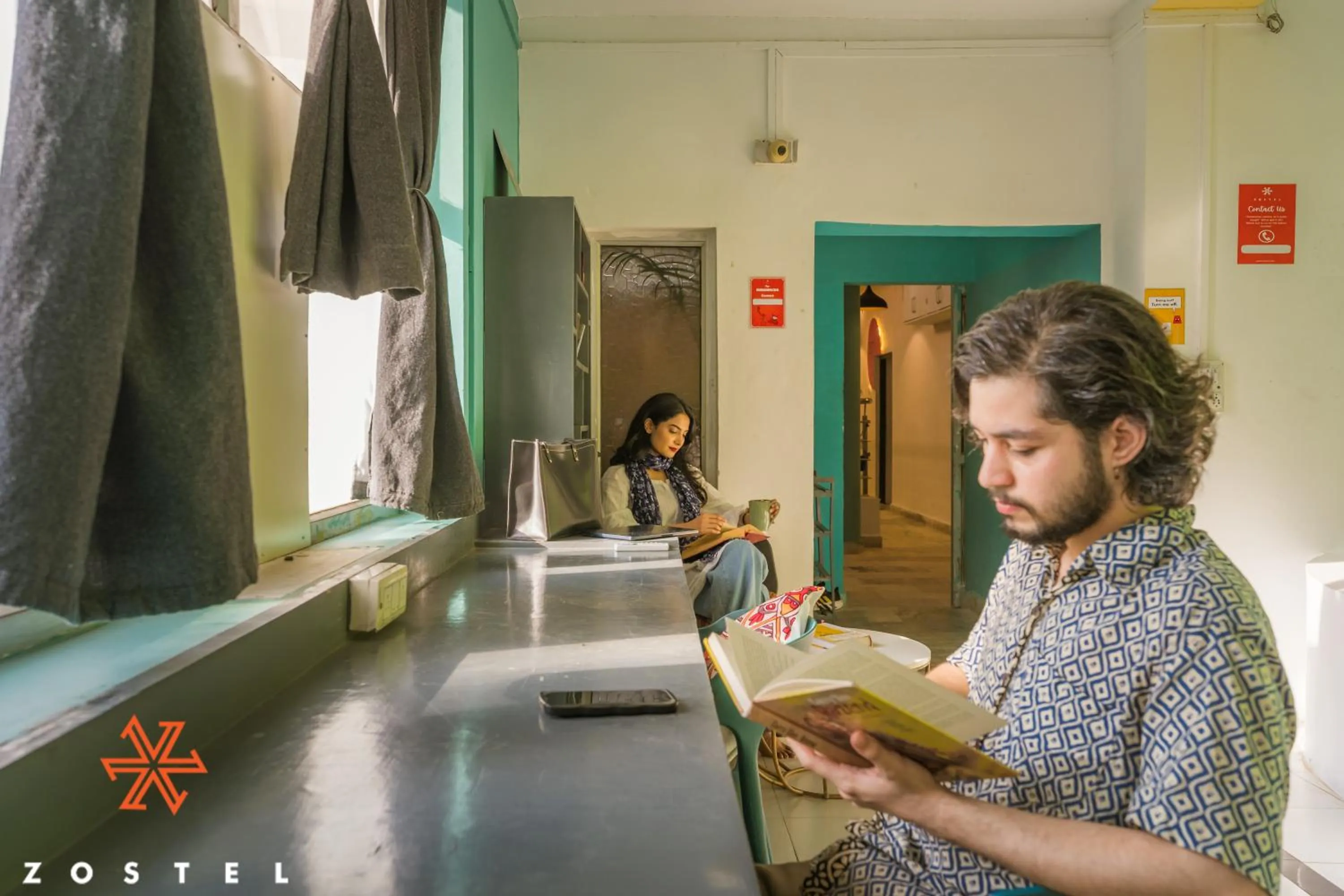 Communal lounge/ TV room in Zostel Pushkar