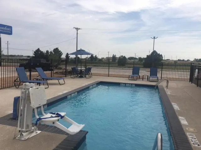 Swimming pool in Comfort Inn & Suites Snyder