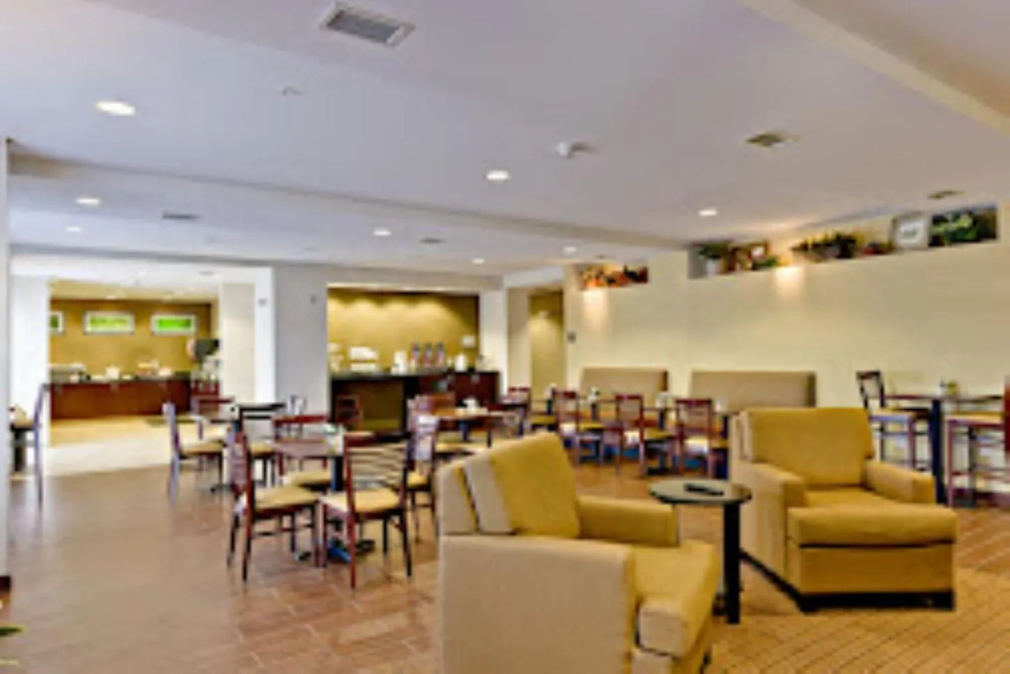 Dining area in Wingate by Wyndham Jonesboro Hodge