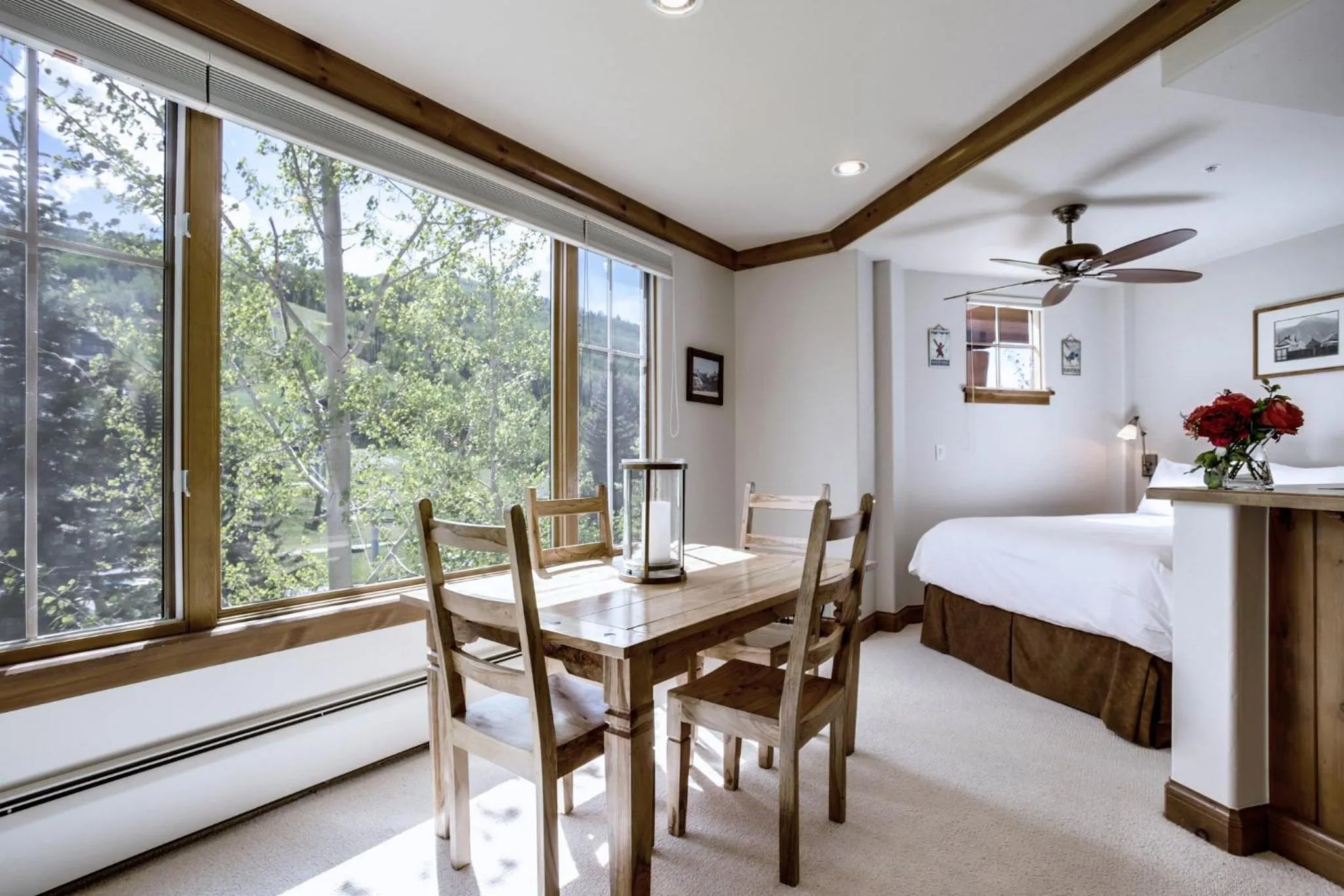Living room, Bed in Elkhorn Lodge
