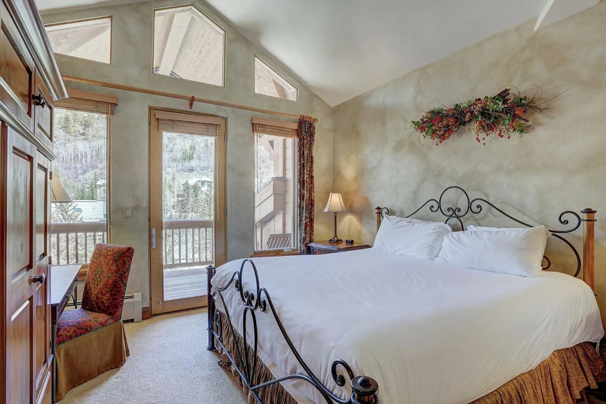 Photo of the whole room, Bed in Elkhorn Lodge