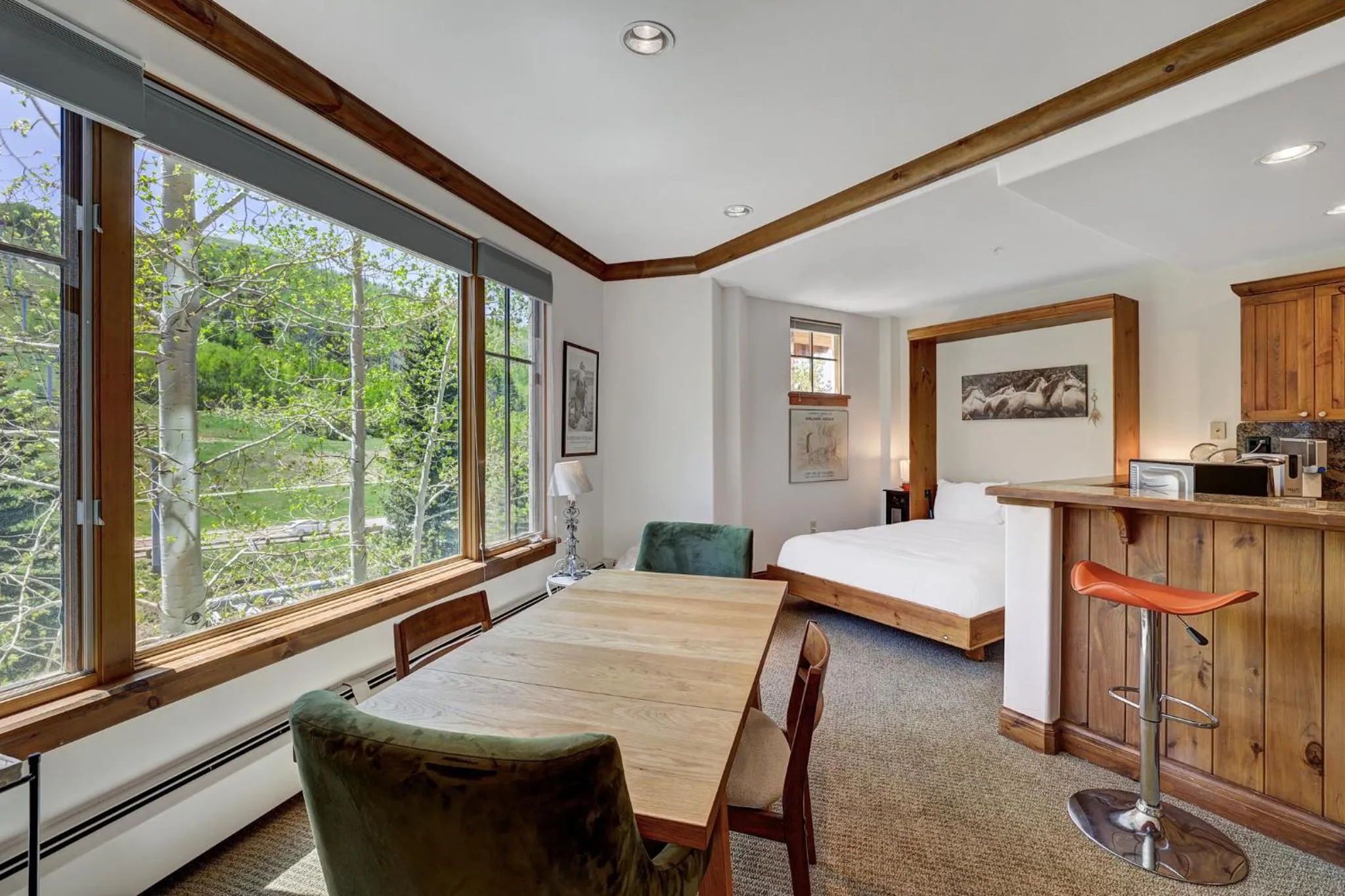 Restaurant/places to eat, Bed in Elkhorn Lodge