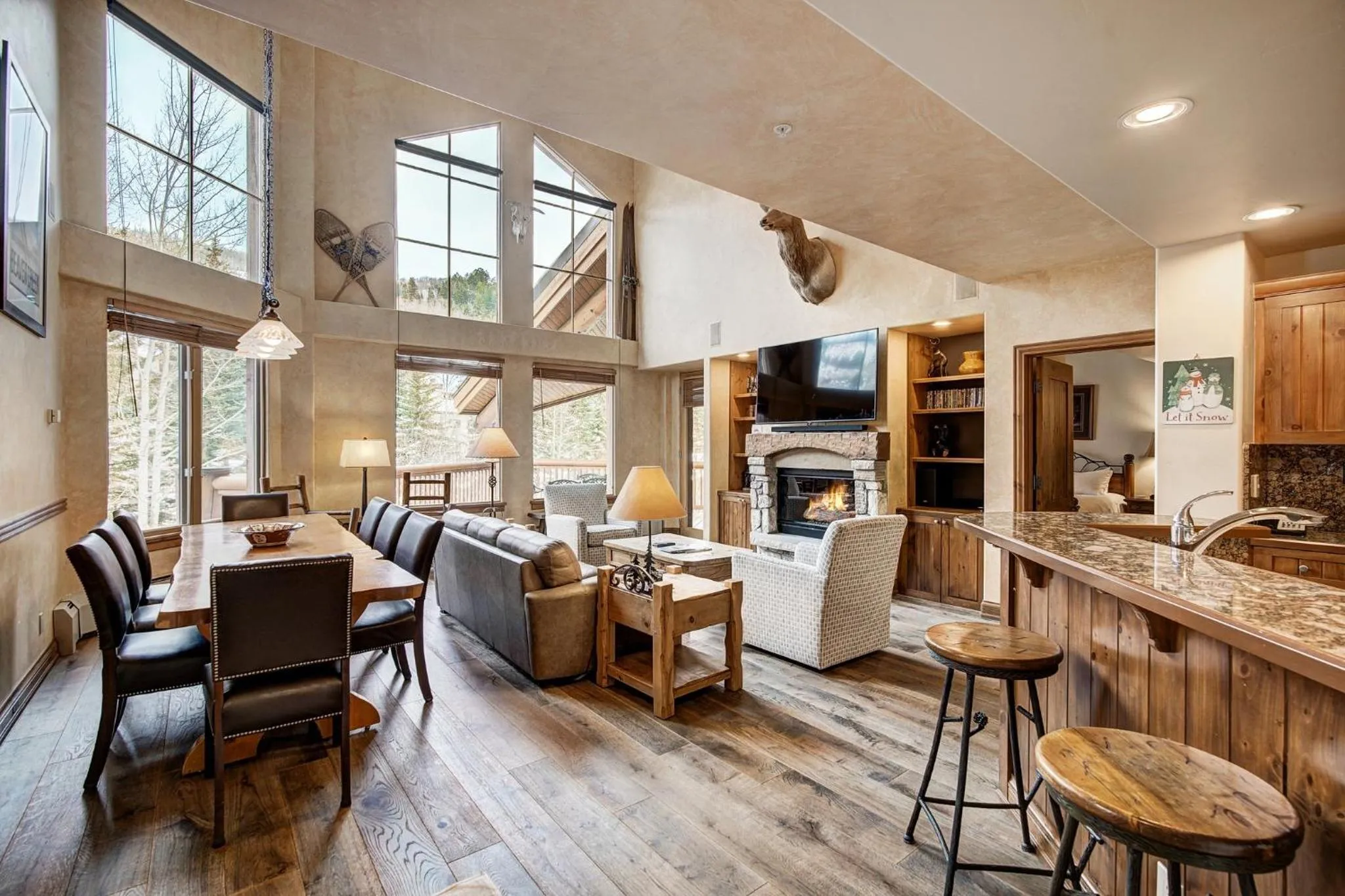 Living room in Elkhorn Lodge