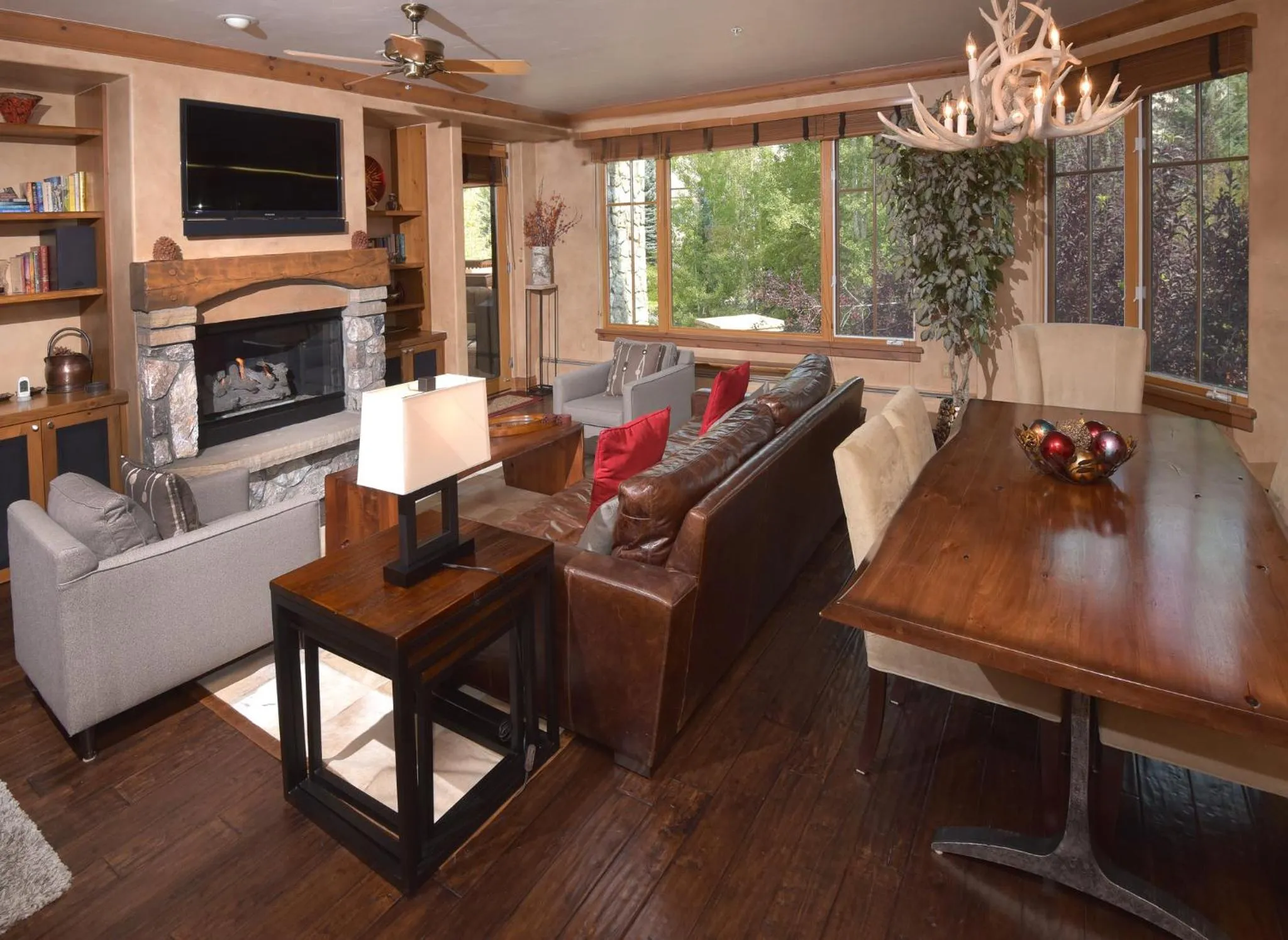 Living room in Elkhorn Lodge