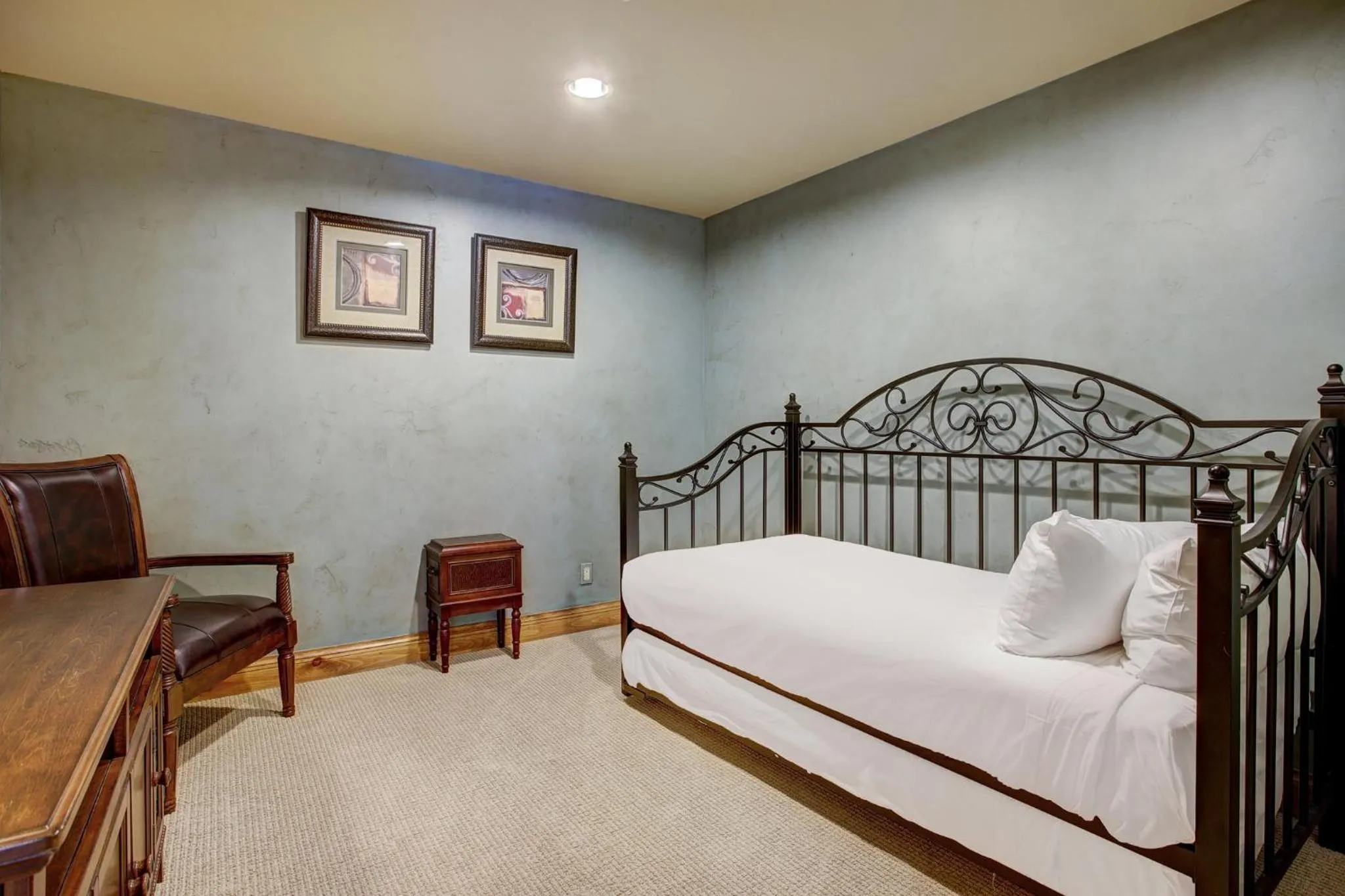 Photo of the whole room, Bed in Elkhorn Lodge