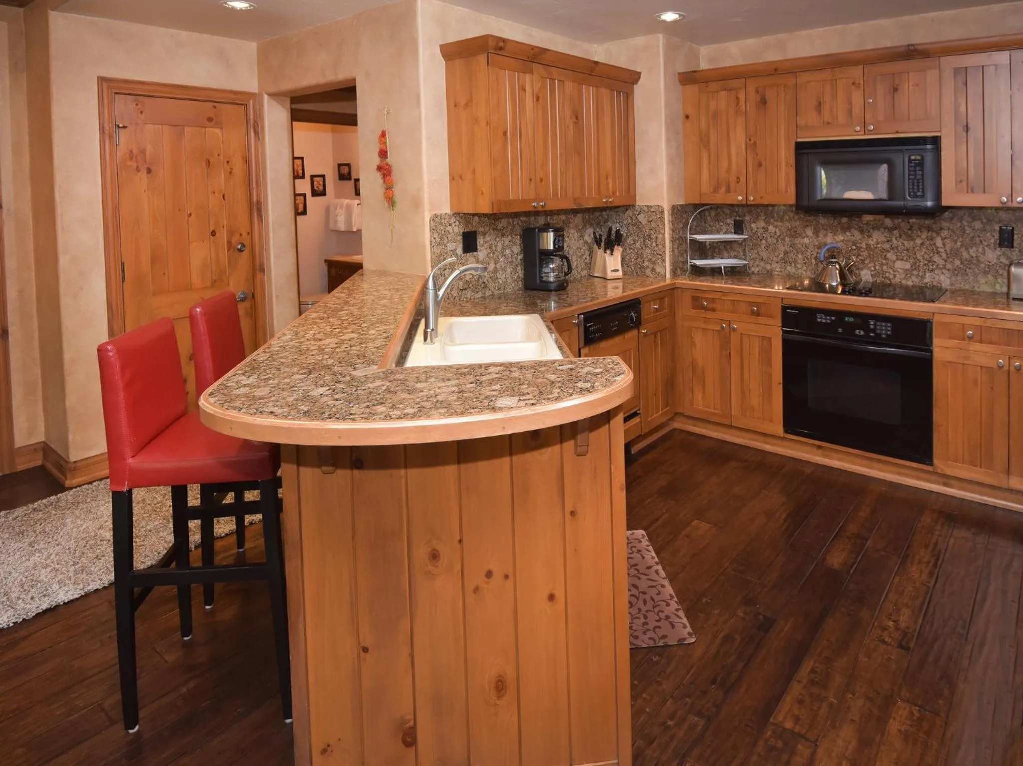 Kitchen or kitchenette in Elkhorn Lodge