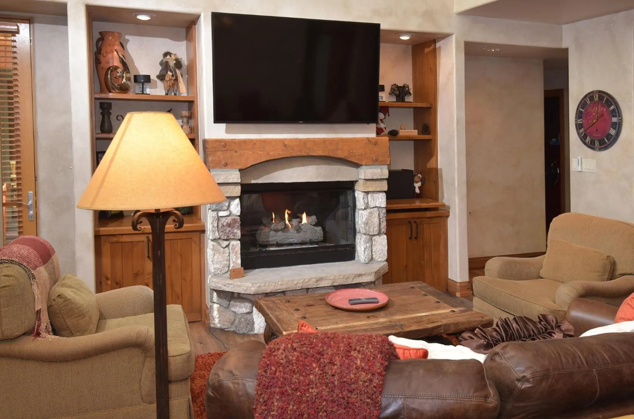 Living room in Elkhorn Lodge