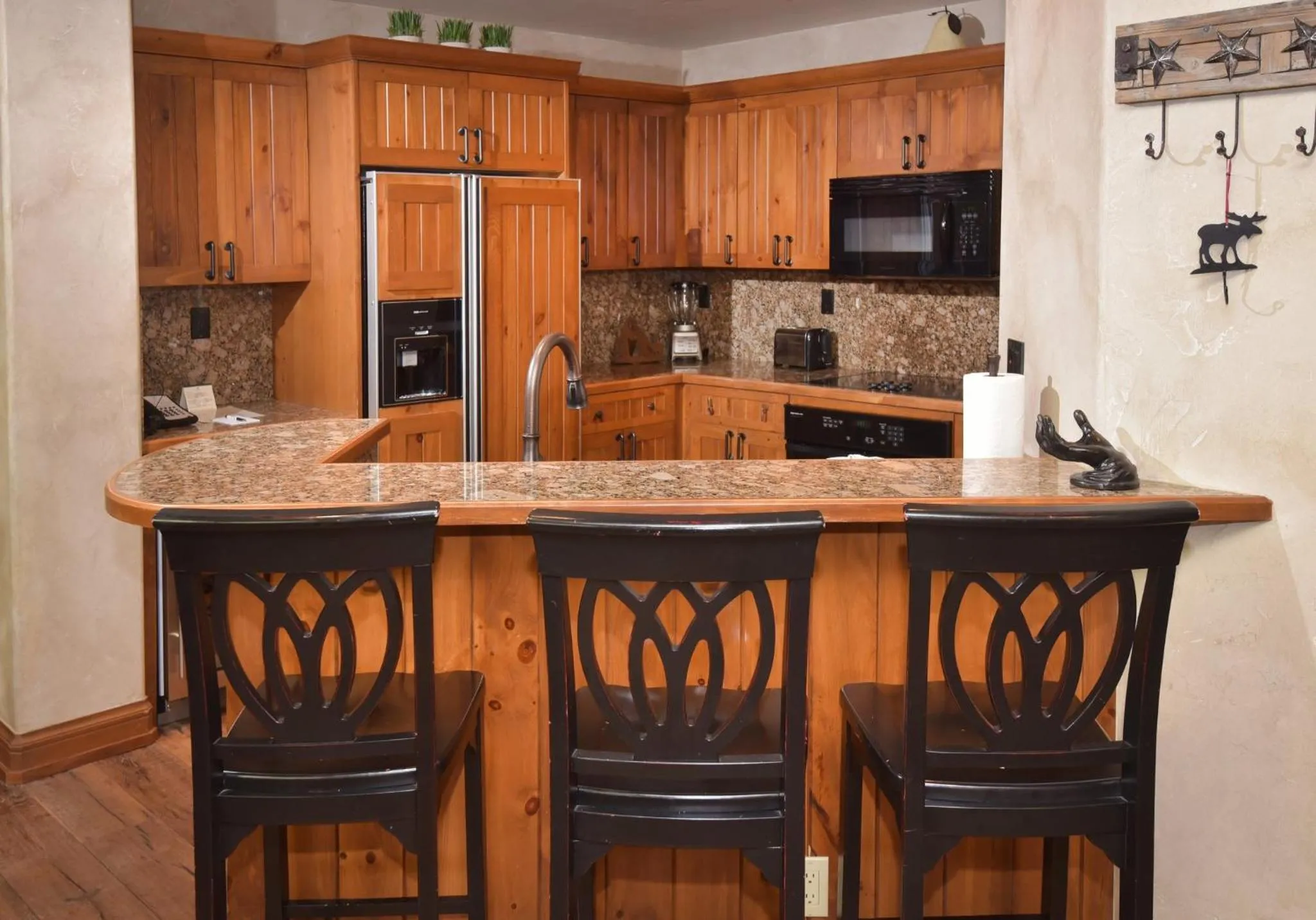 Kitchen or kitchenette in Elkhorn Lodge