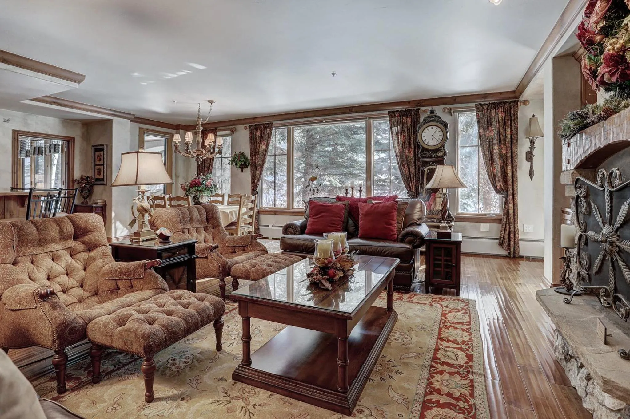 Living room in Elkhorn Lodge