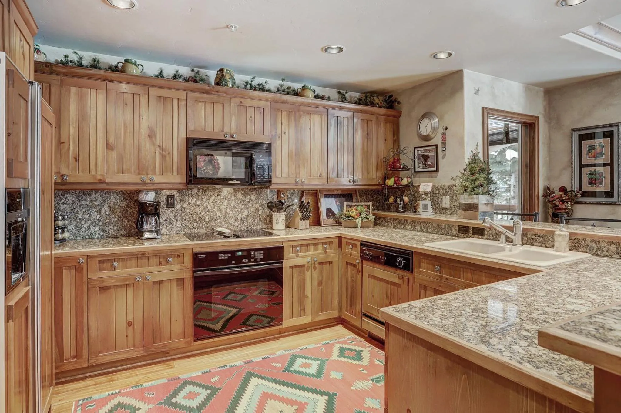 Kitchen or kitchenette in Elkhorn Lodge