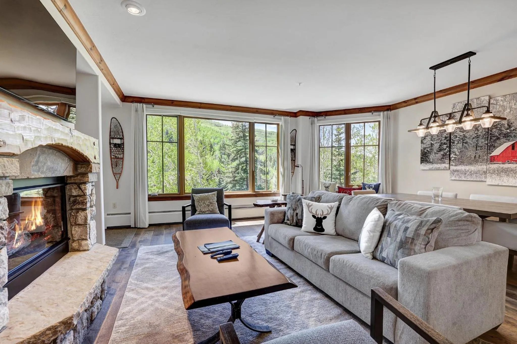 Living room in Elkhorn Lodge