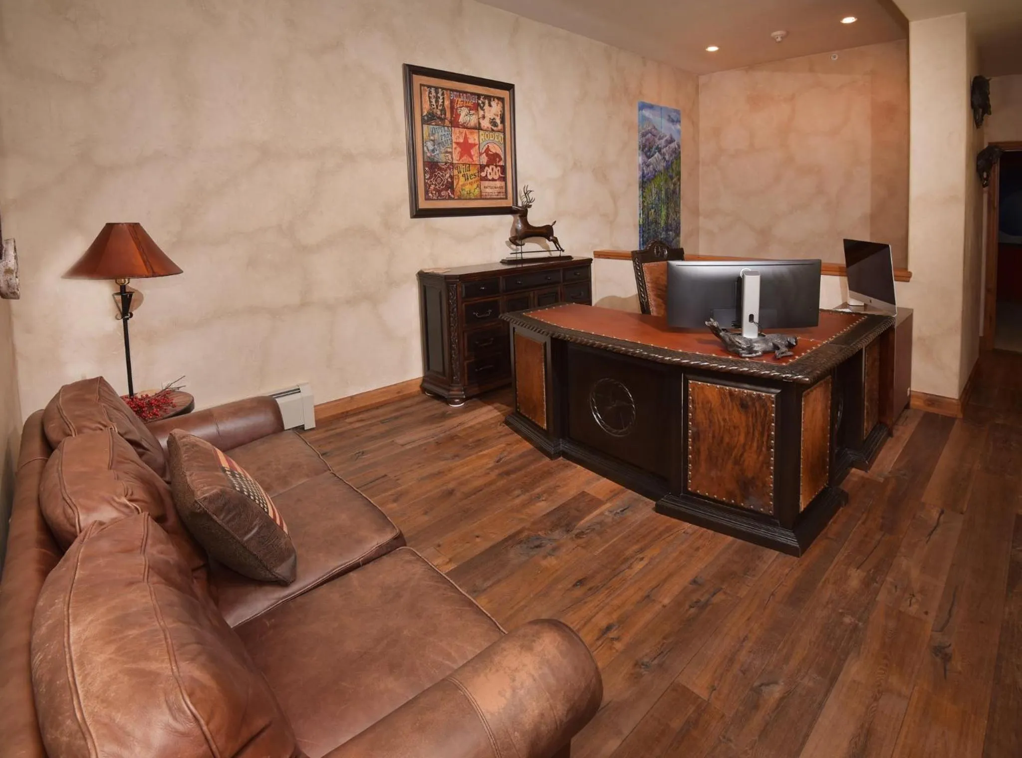 Living room in Elkhorn Lodge