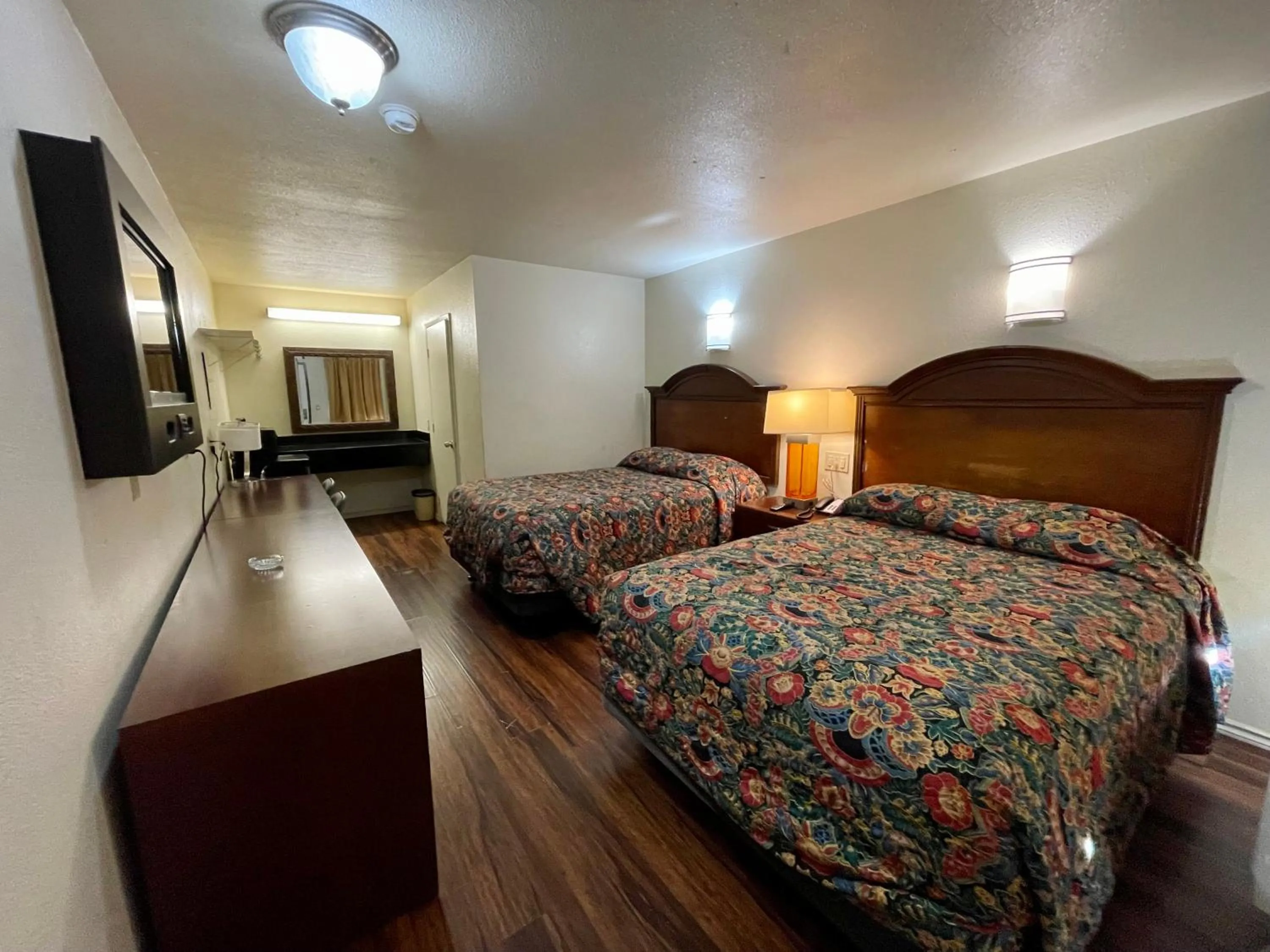 Photo of the whole room, Bed in Sierra Inn
