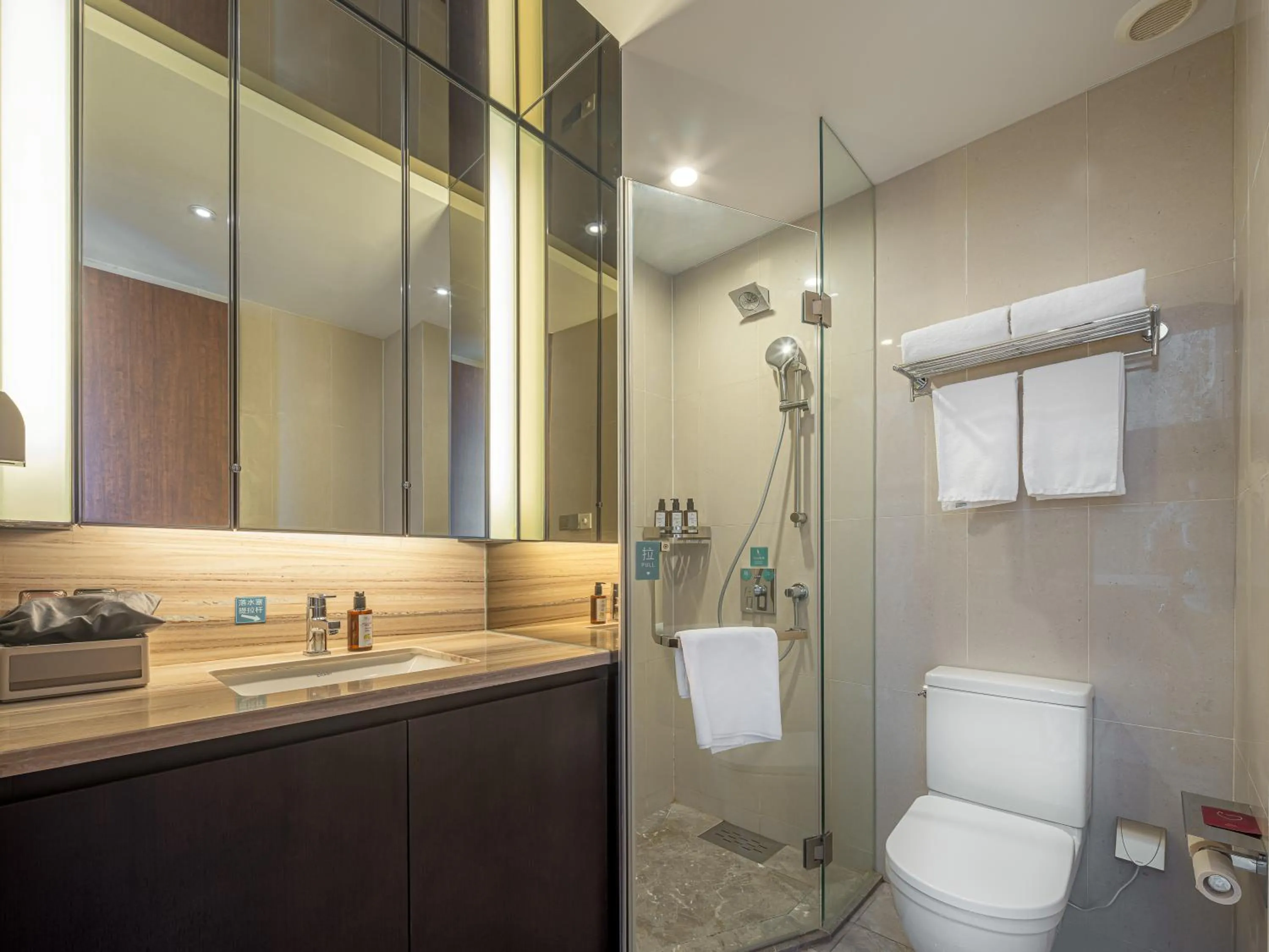 Shower in Dalian Zhongshan Square Seaview Meilun Hotel