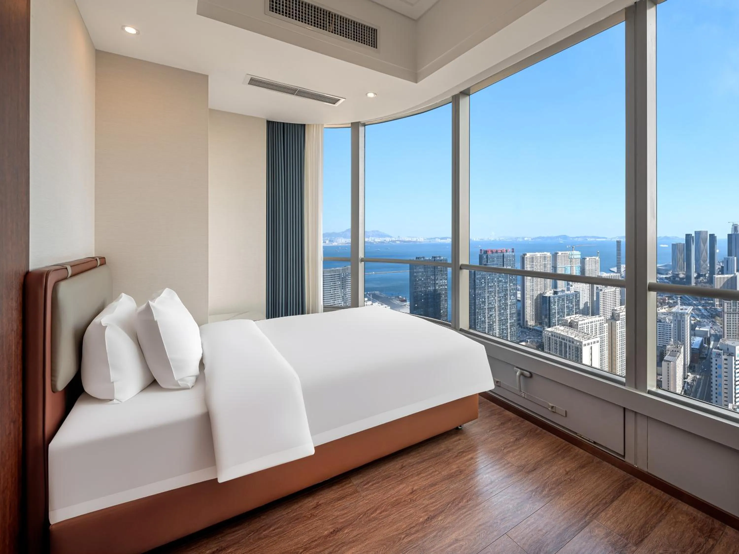 Bed in Dalian Zhongshan Square Seaview Meilun Hotel